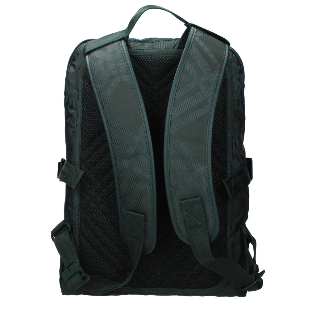 Sac à dos en tissu vert de Burberry, élégant et pratique, avec logo emblématique visible en détail.
