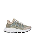 Baskets basses en tissu vert de marque Versace, style décontracté avec design élégant et logo distinctif visible.