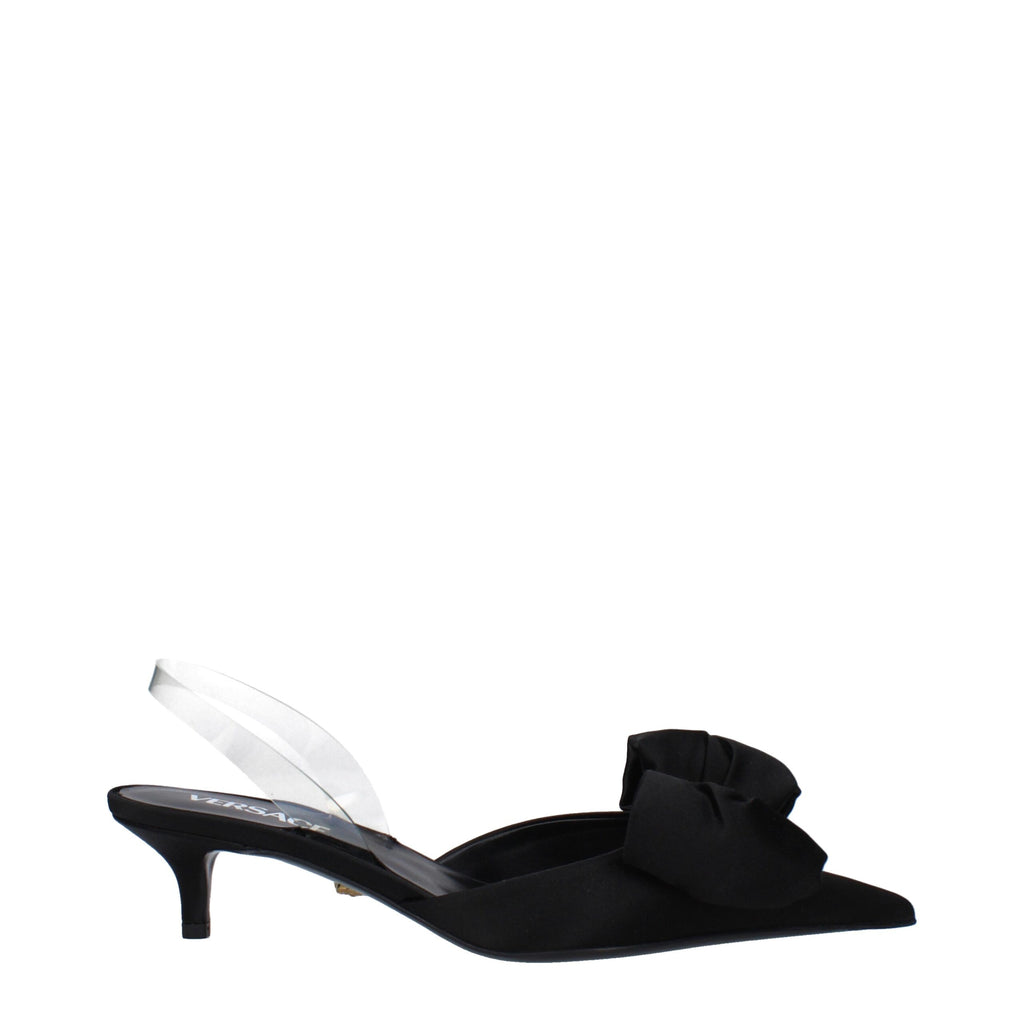 Sandales plates en satin noir de la marque Versace, avec détails élégants visibles sur la paire.