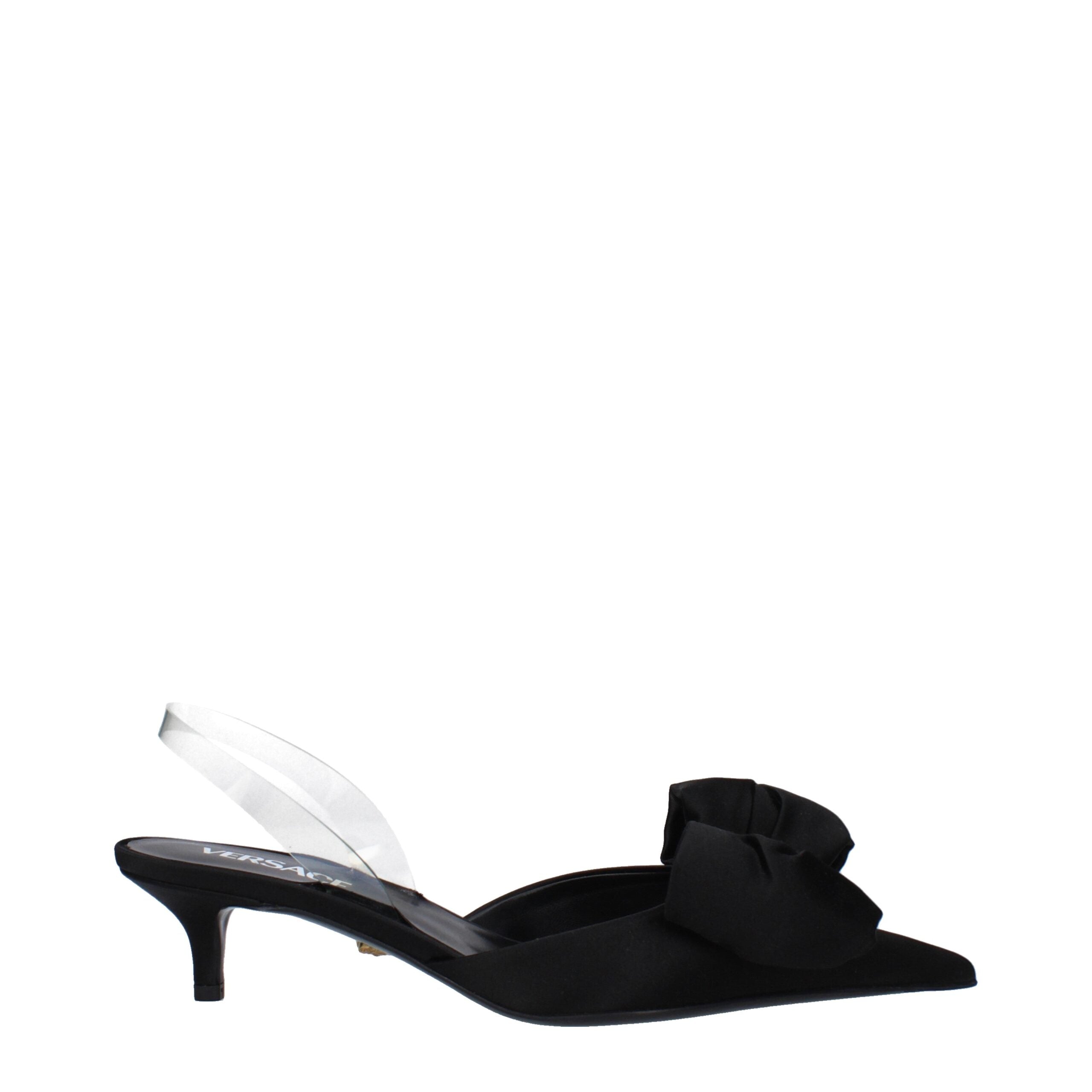 Sandales plates en satin noir de la marque Versace, avec détails élégants visibles sur la paire.