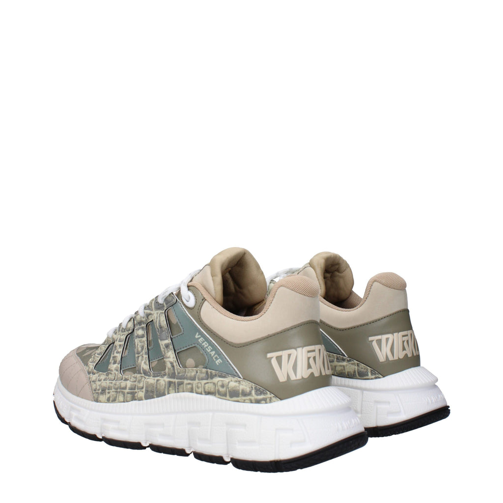 Baskets basses en tissu vert Versace, style décontracté, avec logo distinctif, visibles sur la photo.