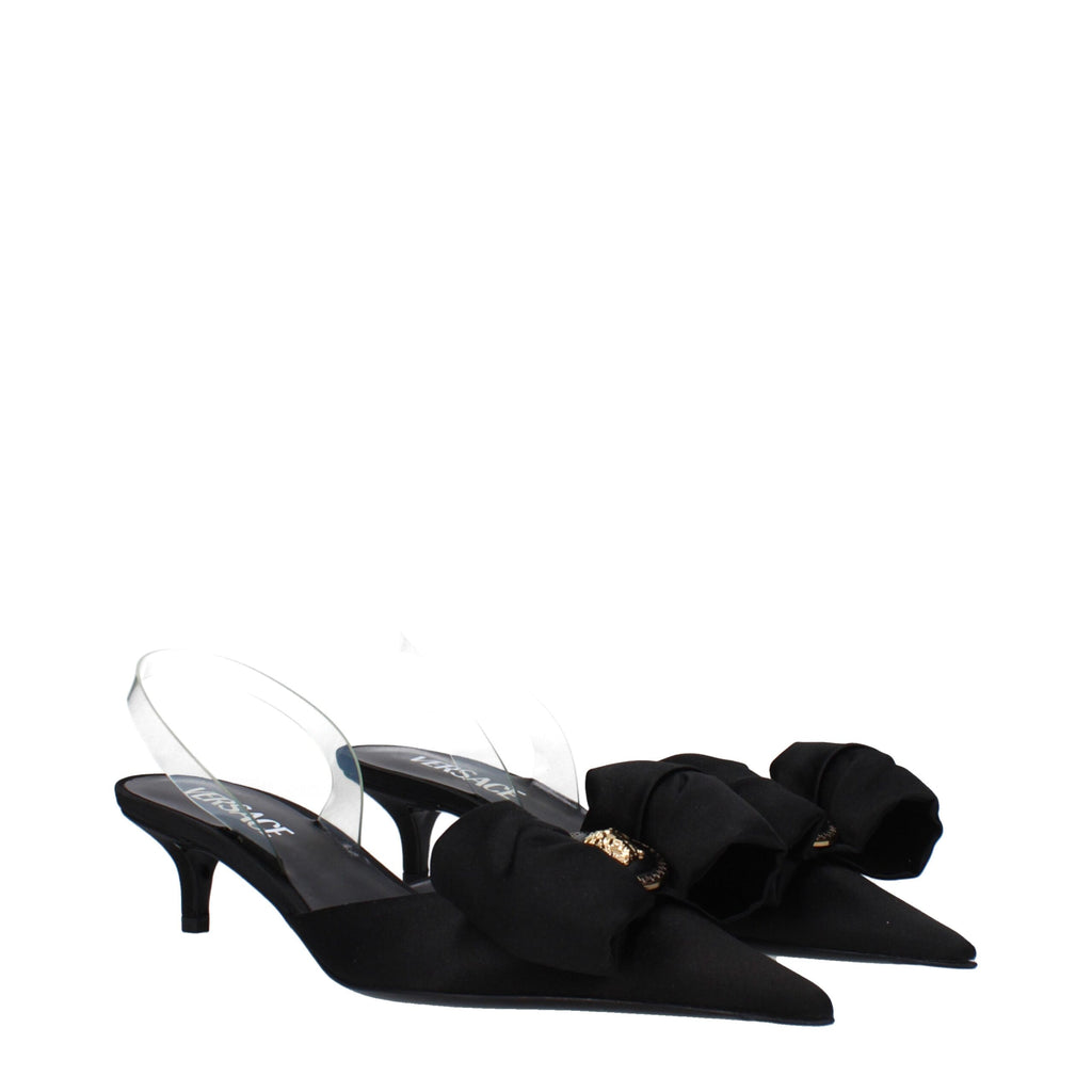 Sandales plates en satin noir de Versace, style élégant avec logo emblématique, parfaites pour une tenue sophistiquée.