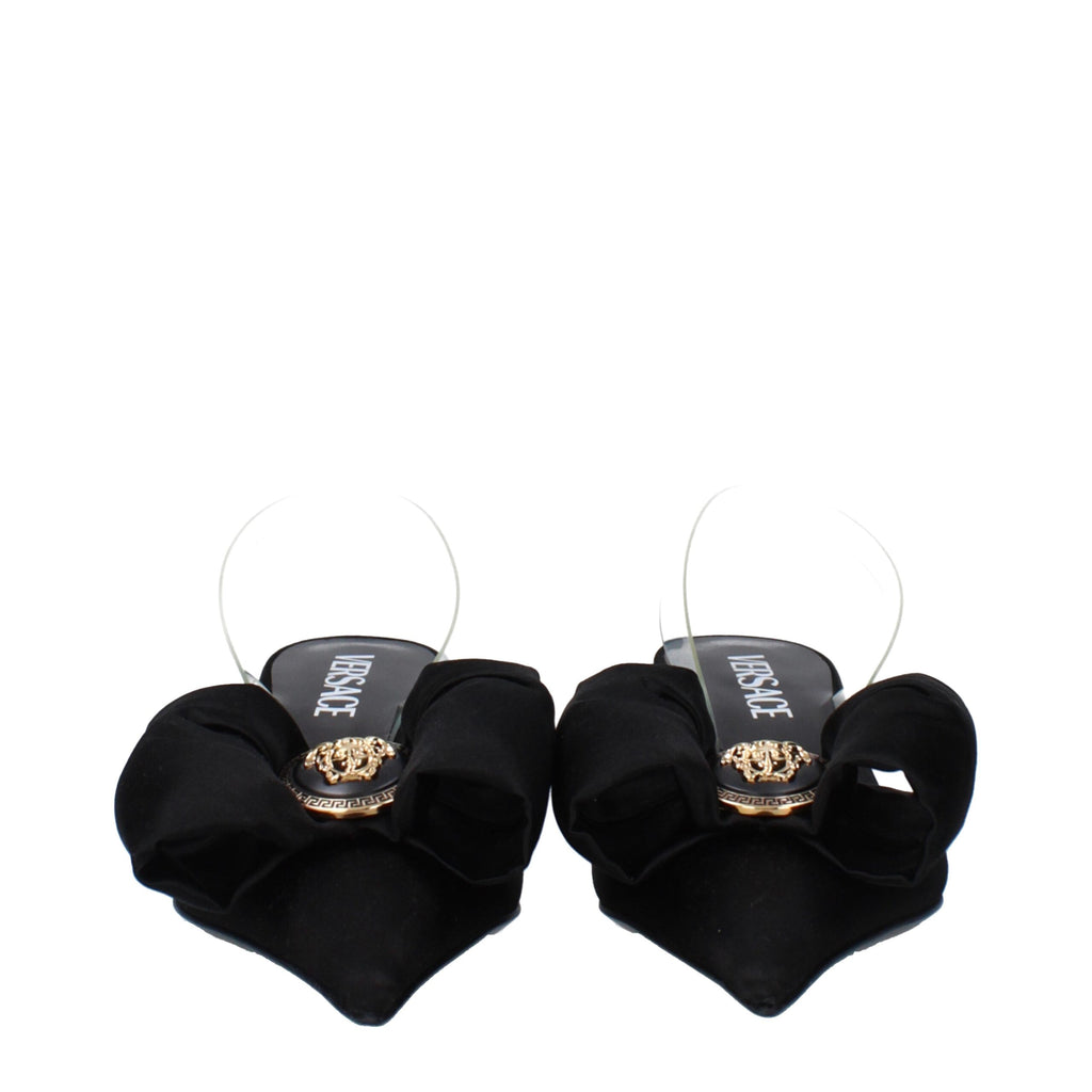 Sandales plates en satin noir de Versace, avec design élégant et logo distinctif, parfaites pour une tenue sophistiquée.