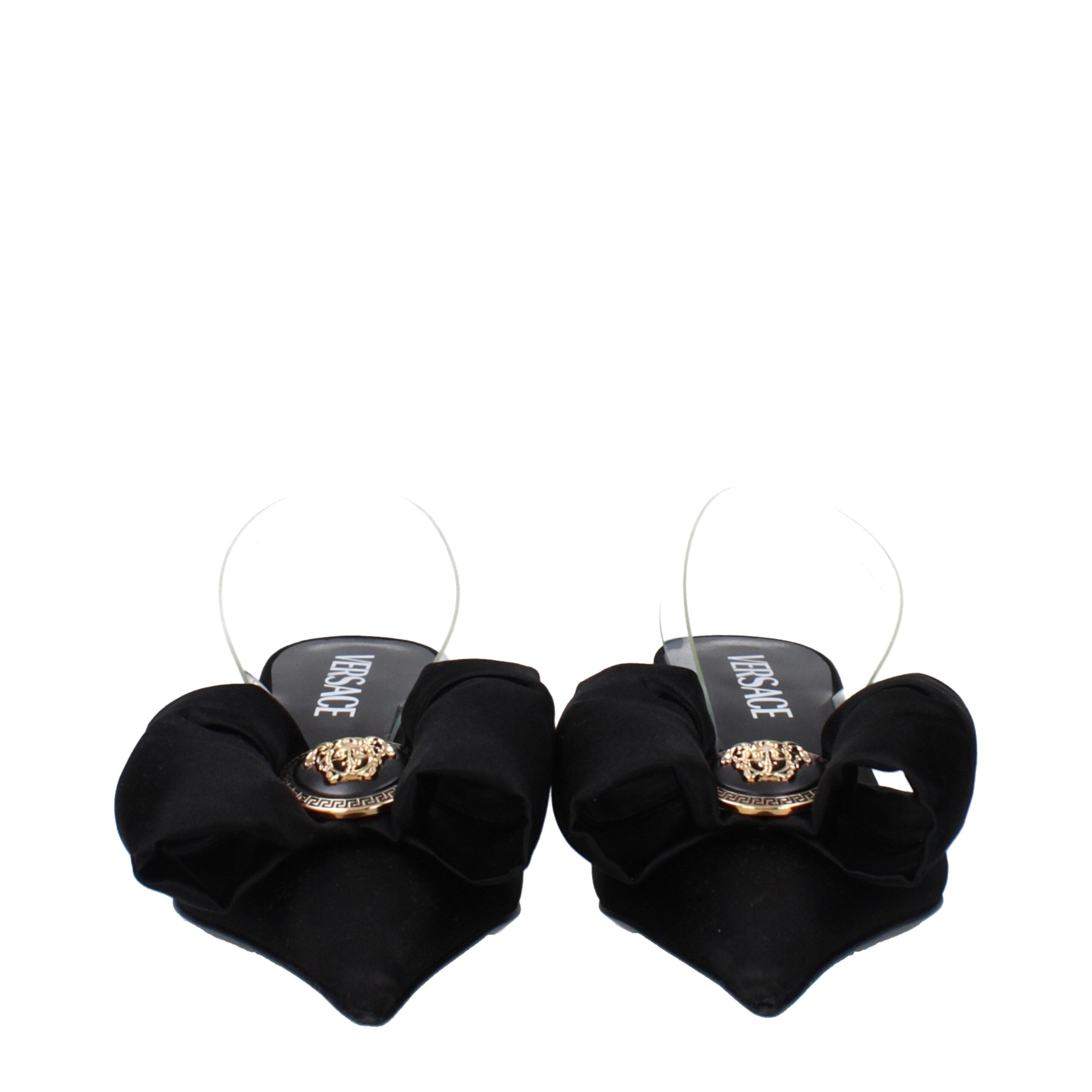 Sandales plates en satin noir de Versace, avec design élégant et logo distinctif, parfaites pour une tenue sophistiquée.