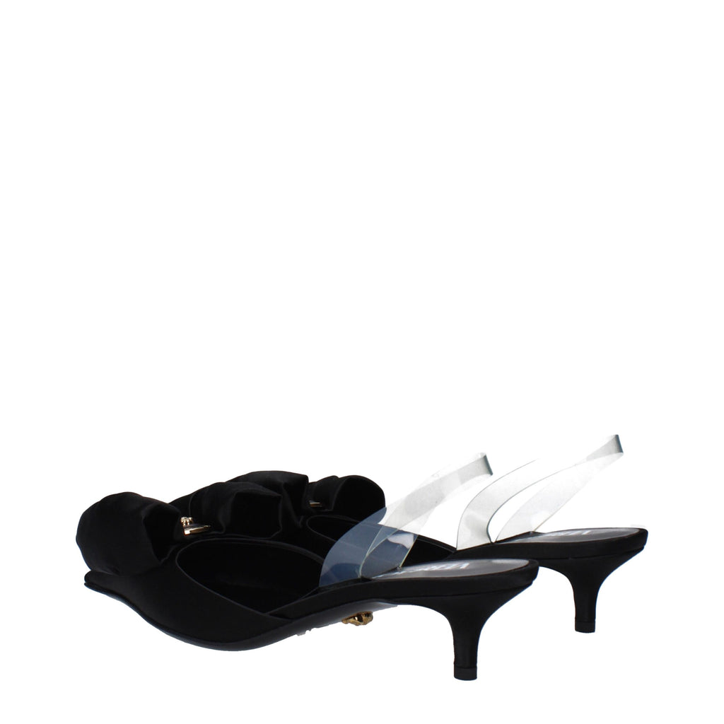 Sandales plates en satin noir de Versace, avec détails élégants, parfaites pour un look sophistiqué.
