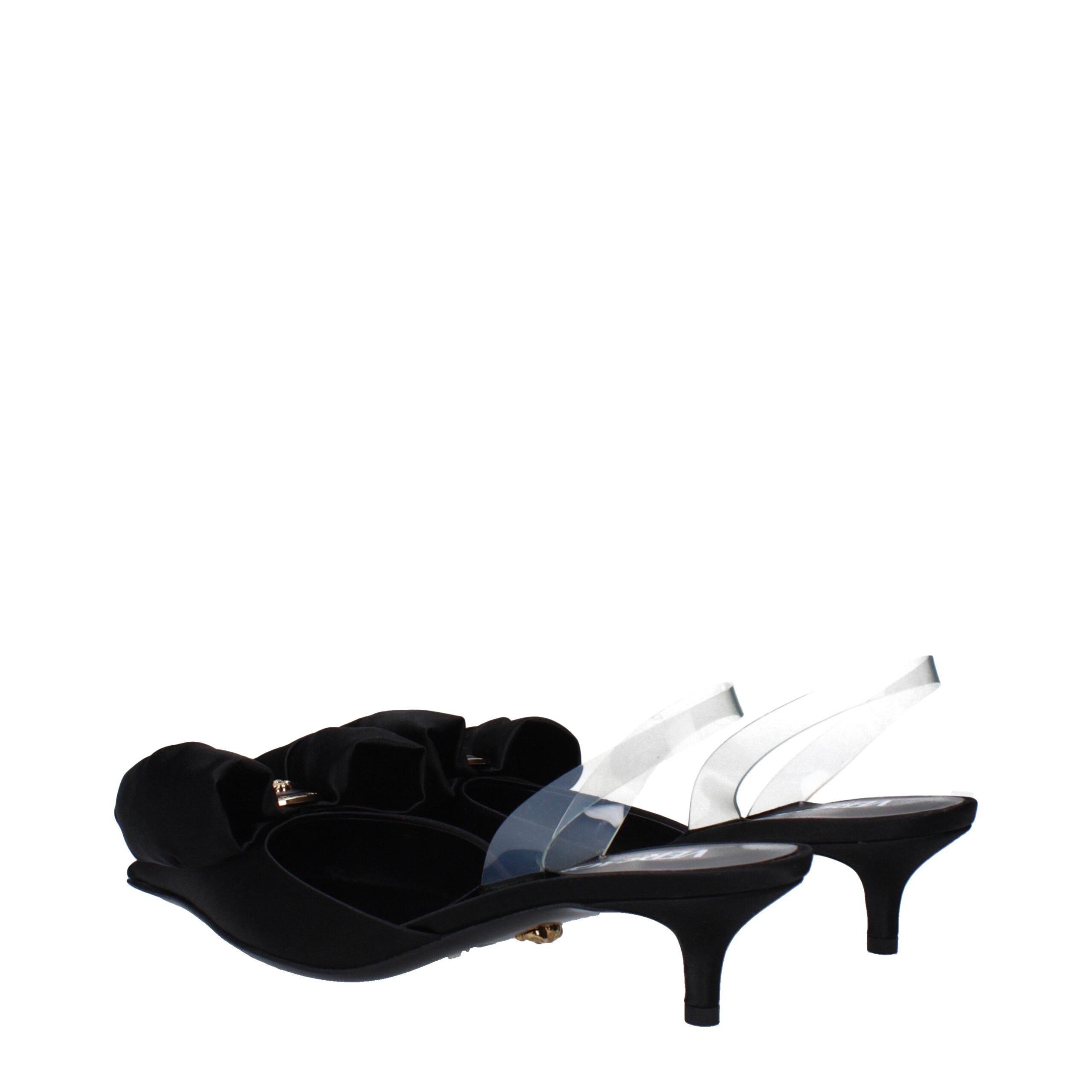 Sandales plates en satin noir de Versace, avec détails élégants, parfaites pour un look sophistiqué.