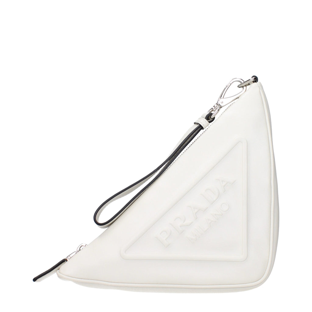 Sac pochette en cuir blanc Prada, élégant et sophistiqué, avec fermeture élégante, idéal pour les occasions spéciales.
