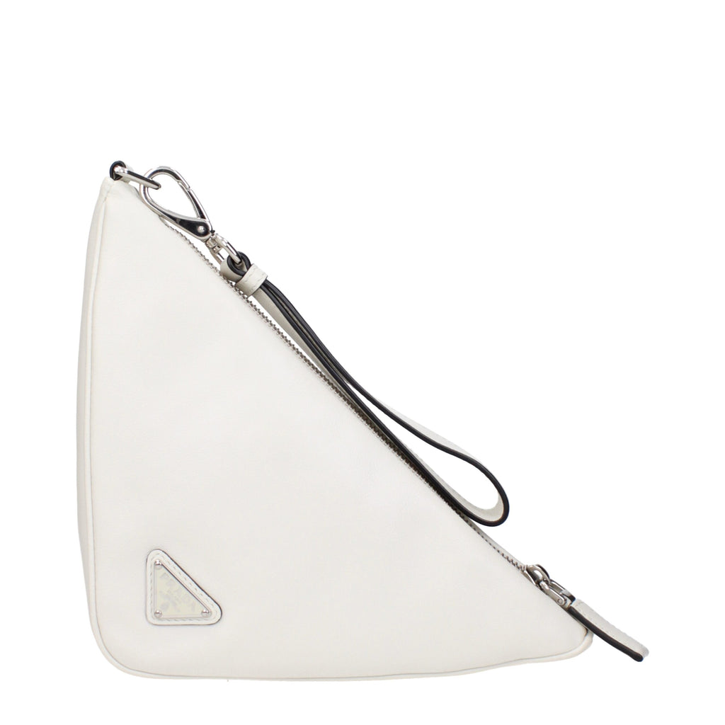 Pochette en cuir blanc Prada, sac à main élégant avec fermeture sophistiquée, idéal pour les occasions formelles.