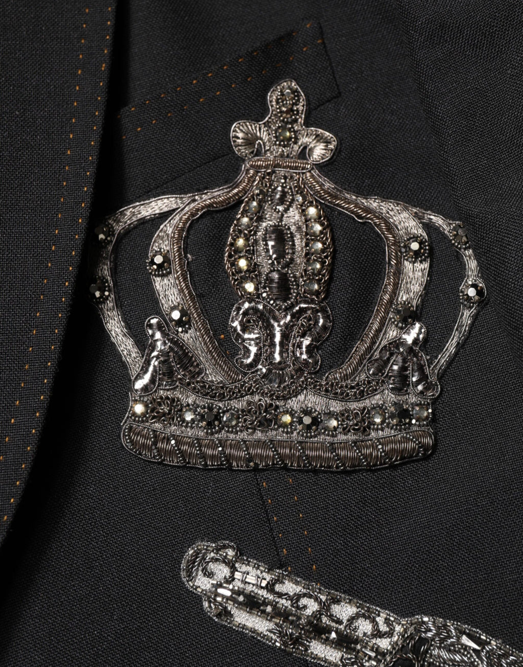 Costume blazer noir Dolce & Gabbana avec couronne d'abeilles ornée, élégant vêtement pour homme ou femme.