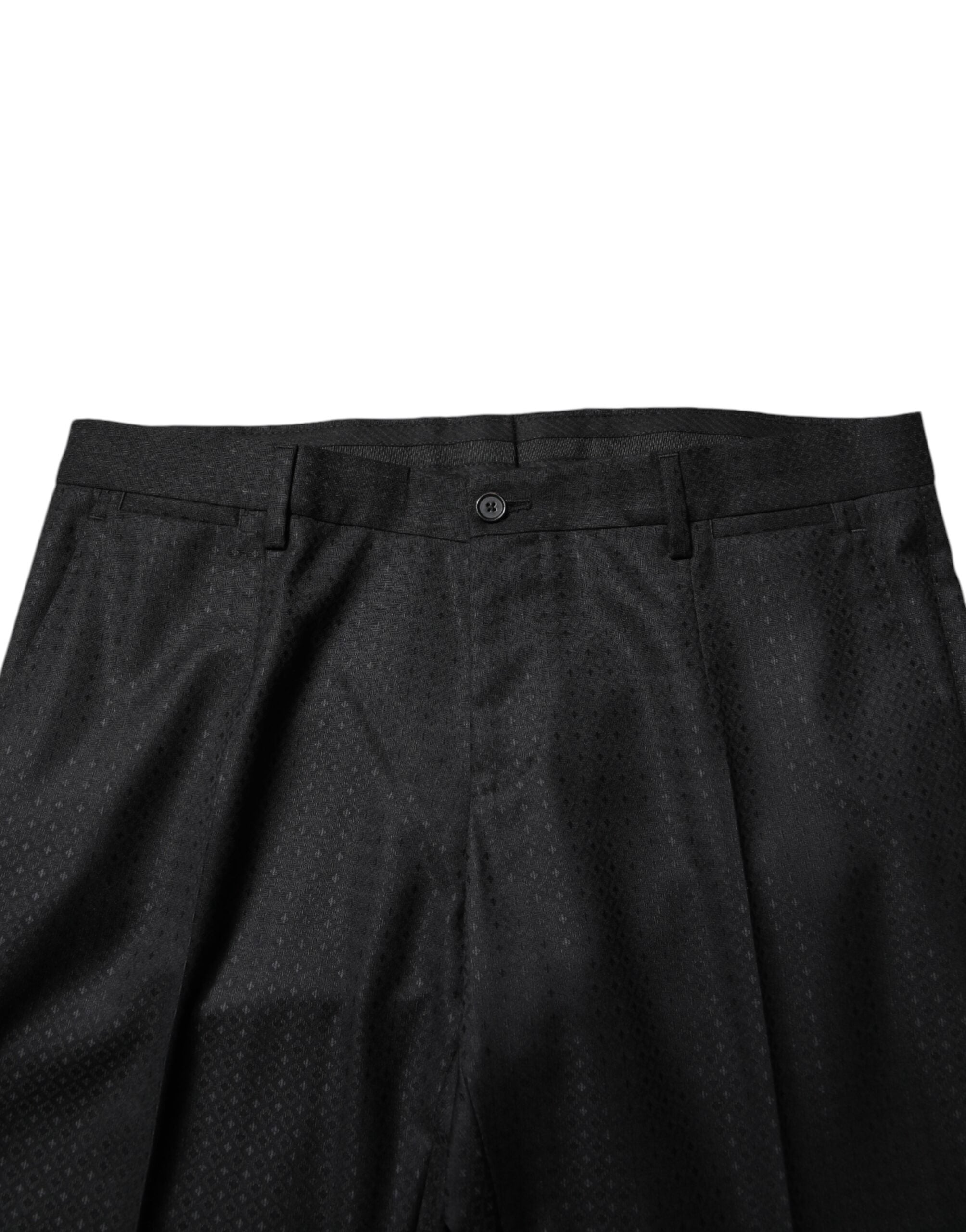 Costume deux pièces en jacquard noir de Dolce & Gabbana, veste croisée à un bouton et pantalon assorti.