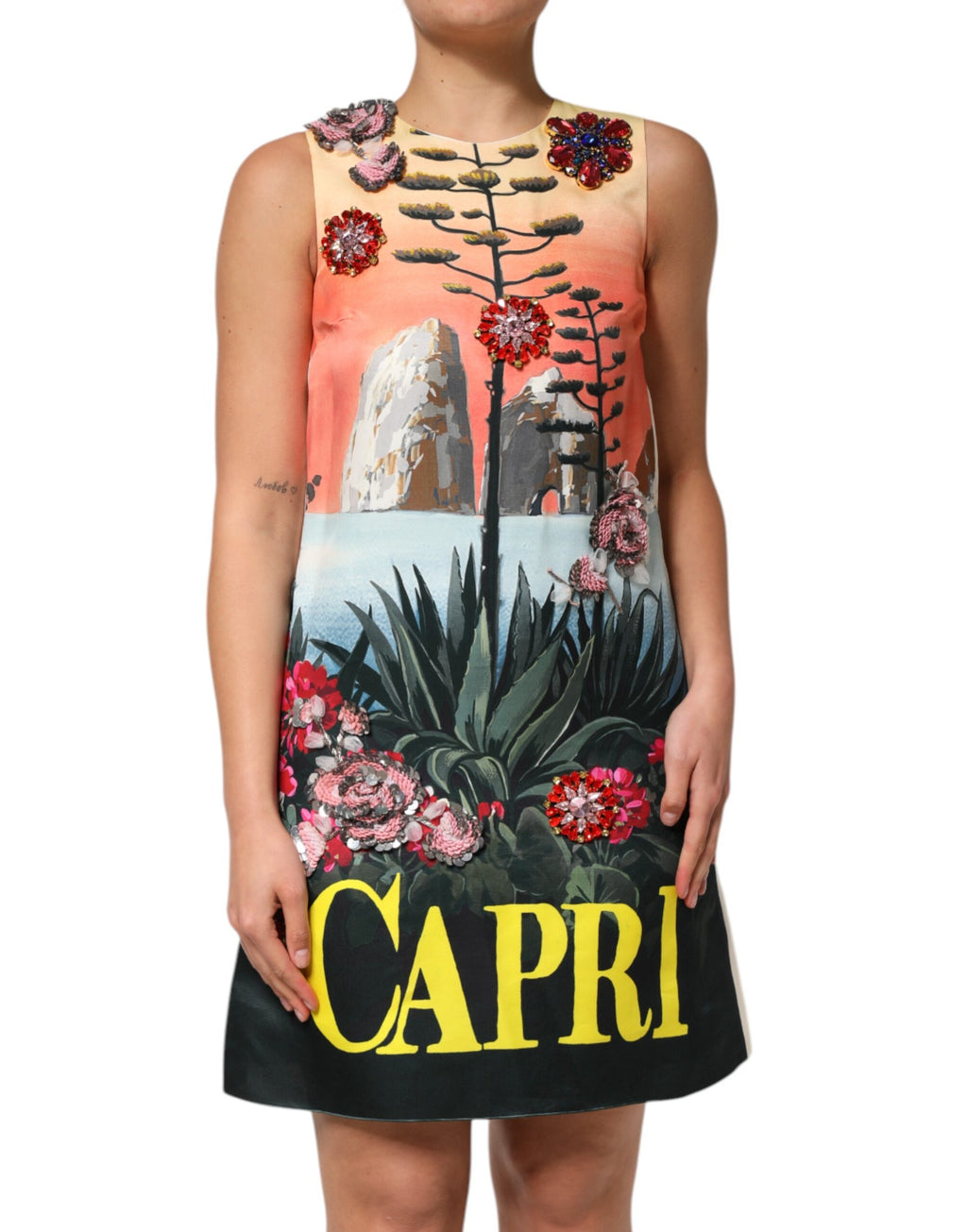 Robe courte à ligne A Dolce & Gabbana, ornée de cristaux multicolores et embellissements brillants.