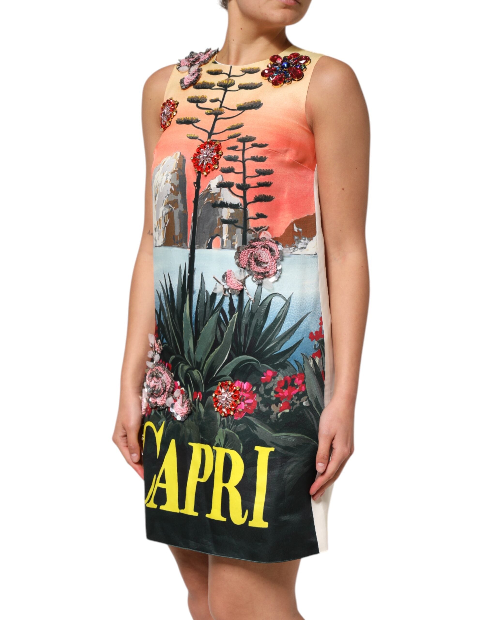 Robe courte trapèze Dolce & Gabbana ornée de cristaux multicolores et embellissements, style élégant et sophistiqué.
