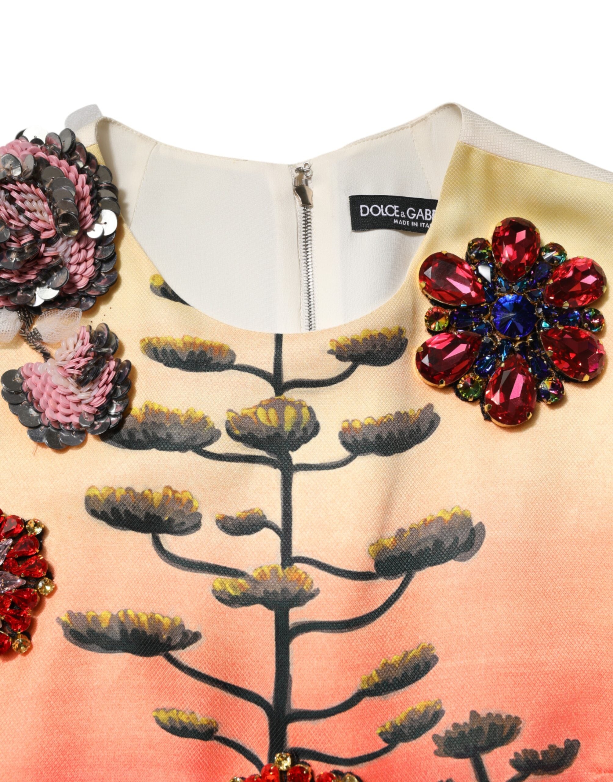 Robe courte Dolce & Gabbana à ligne A avec cristaux multicolores et embellissements, élégante et raffinée.