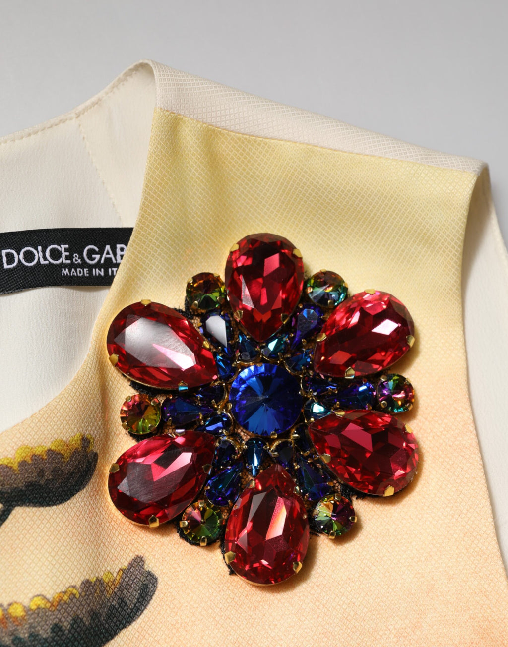 Robe courte en ligne A de Dolce & Gabbana avec des cristaux multicolores et un style élégant et sophistiqué.