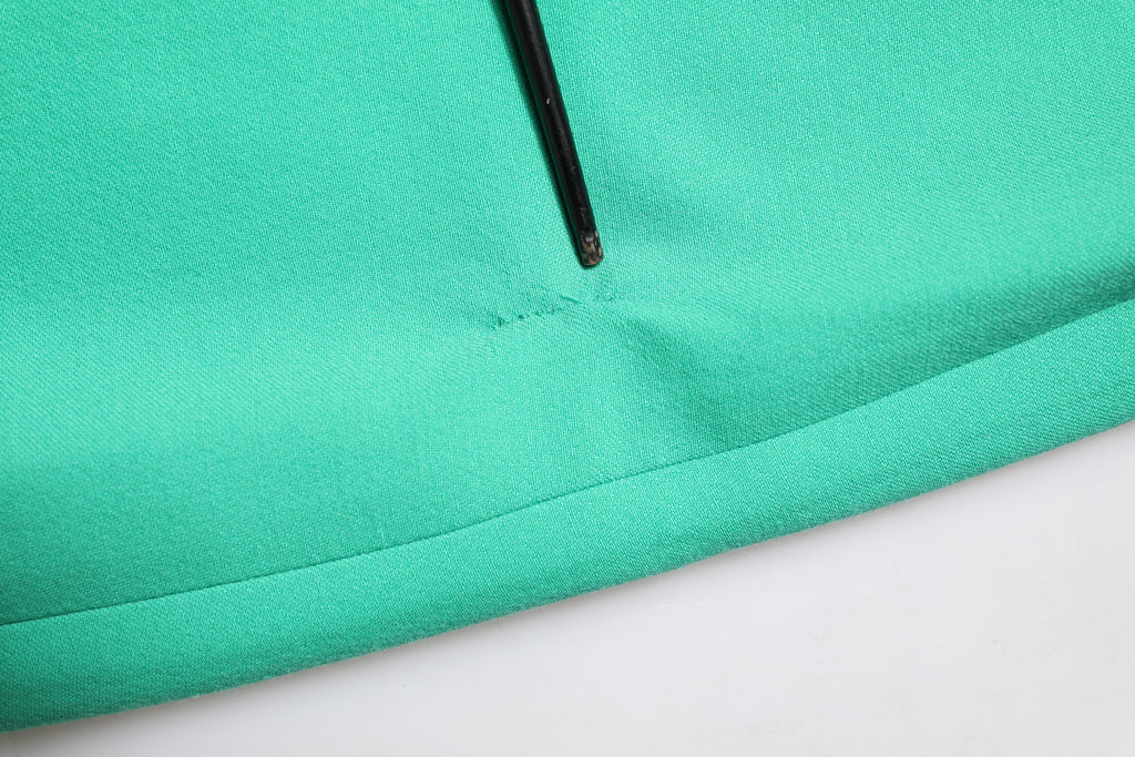 Robe courte verte sans manches de type bodycon et ligne A de Dolce & Gabbana, ajustée et élégante.
