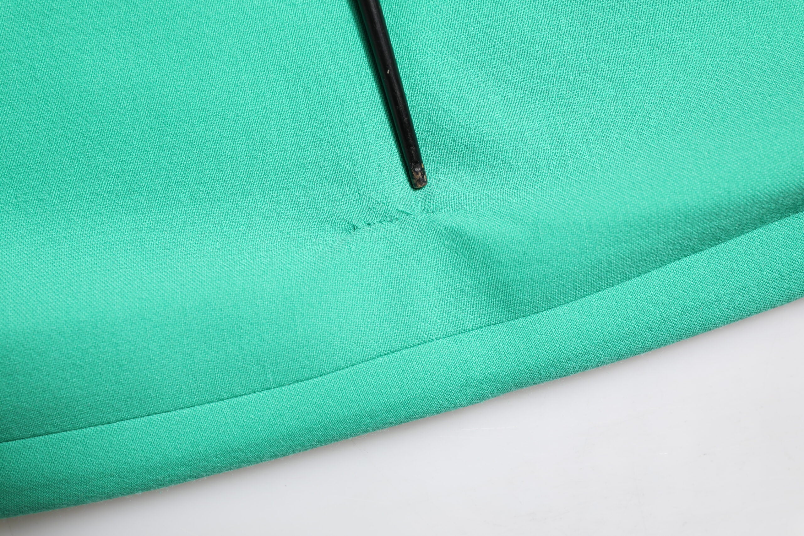 Robe courte verte sans manches de type bodycon et ligne A de Dolce & Gabbana, ajustée et élégante.
