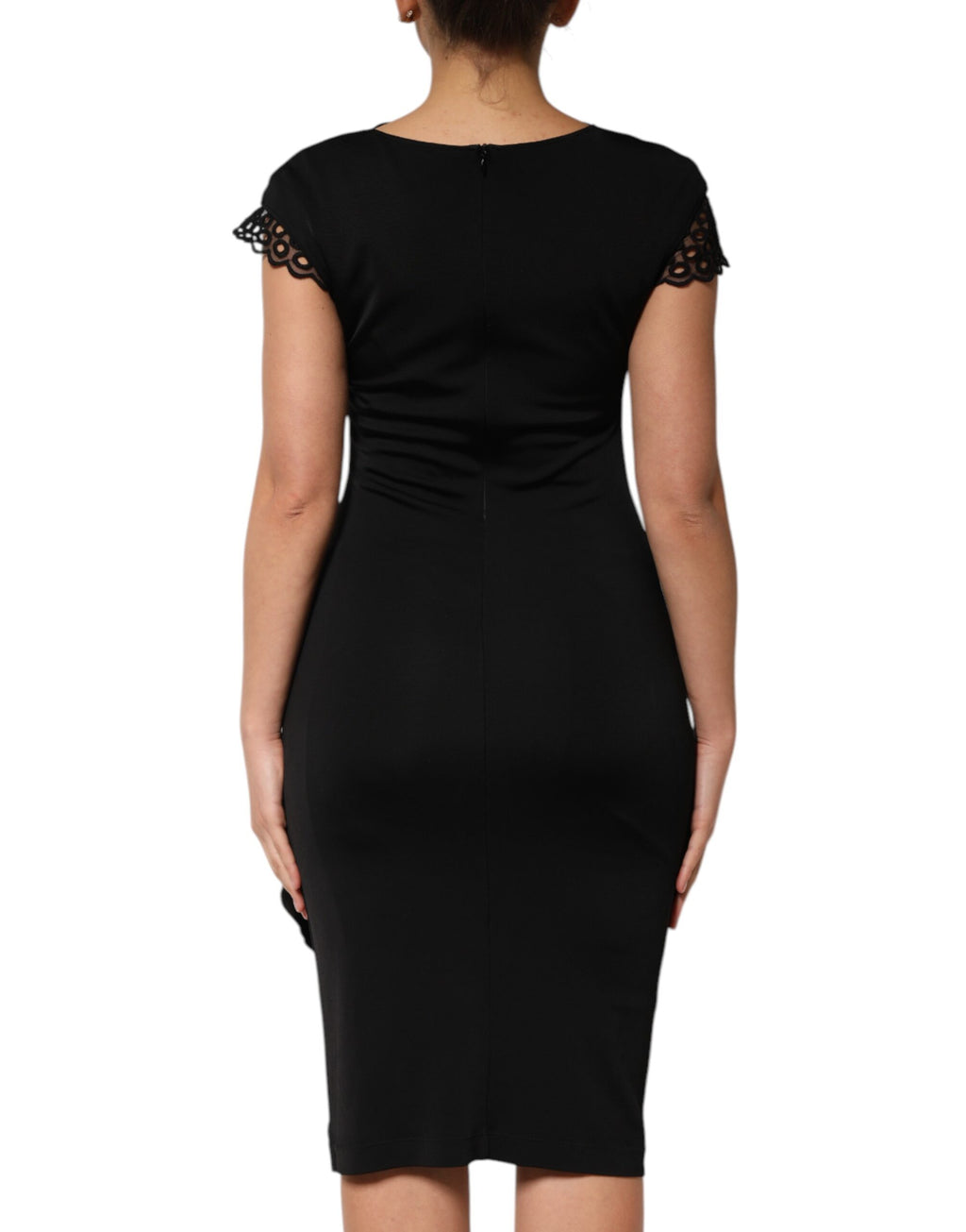 Robe noire courte à manches courtes de Roberto Cavalli, robe moulante élégante et sophistiquée, vue de face.