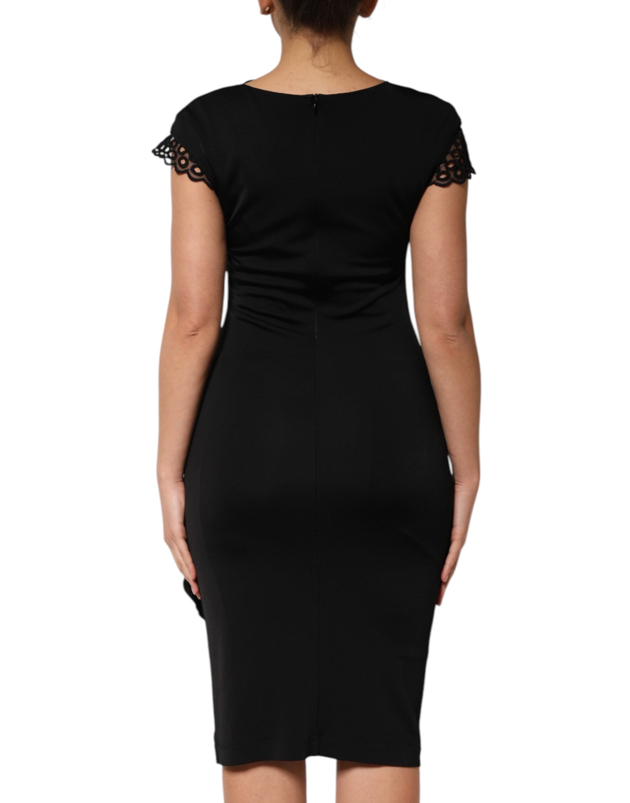 Robe noire courte à manches courtes de Roberto Cavalli, robe moulante élégante et sophistiquée, vue de face.