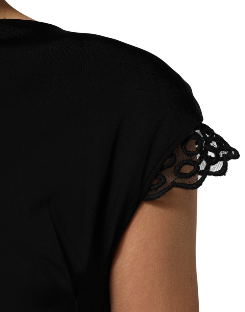 Robe noire courte Roberto Cavalli en tissu bodycon à manches courtes, ajustée et élégante.