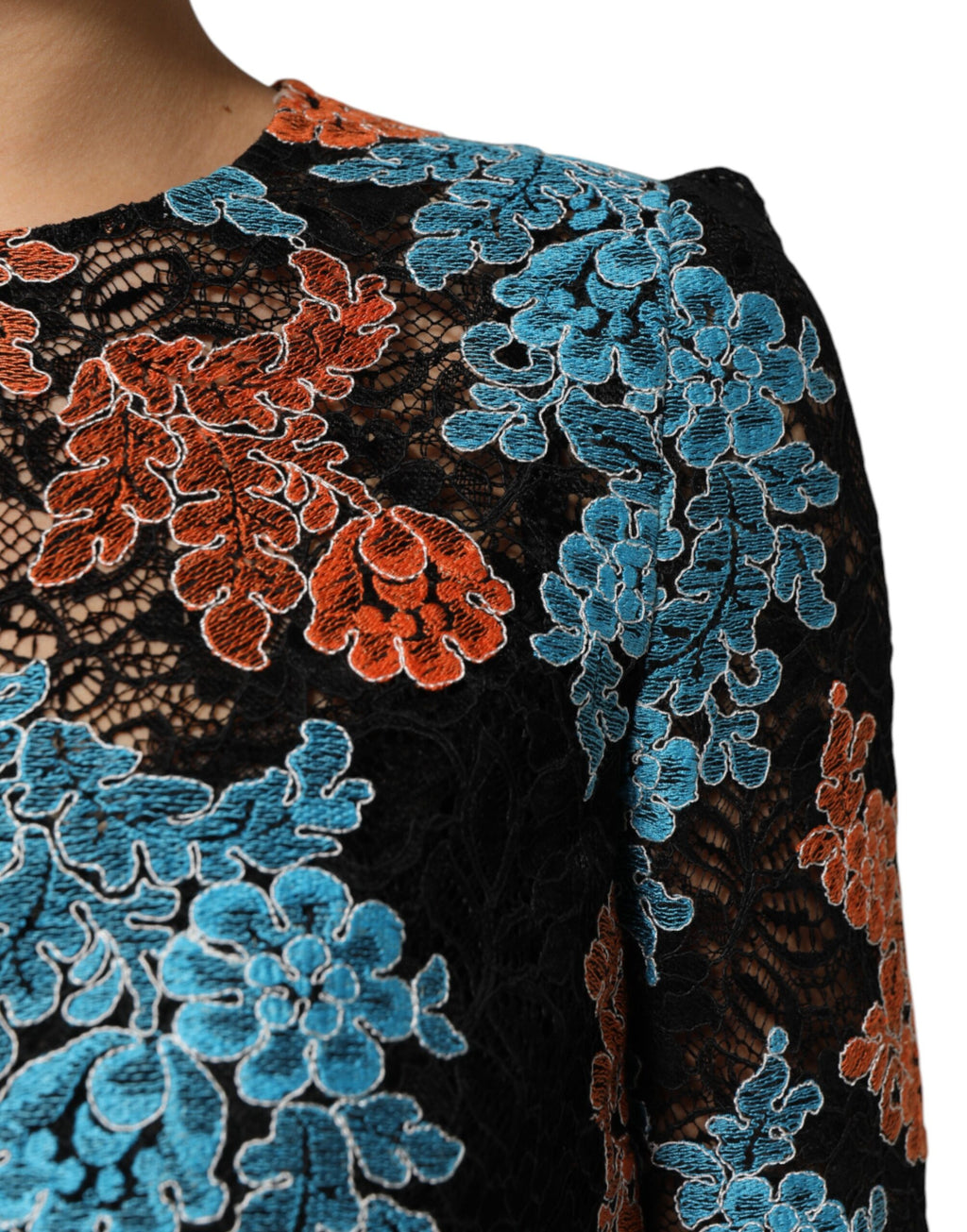 Robe courte Dolce & Gabbana à fleurs multicolores avec broderie florale, décolleté simple et style élégant.
