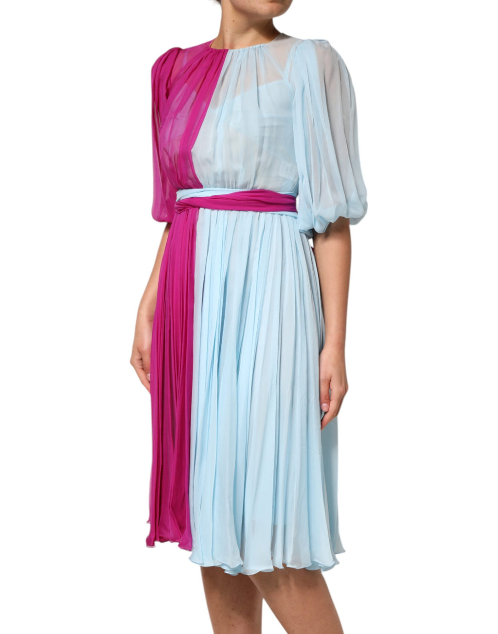 Robe midi en soie fuchsia et bleu clair Dolce & Gabbana, deux tons, vêtement élégant avec coupe fluide et détails sophistiqués.