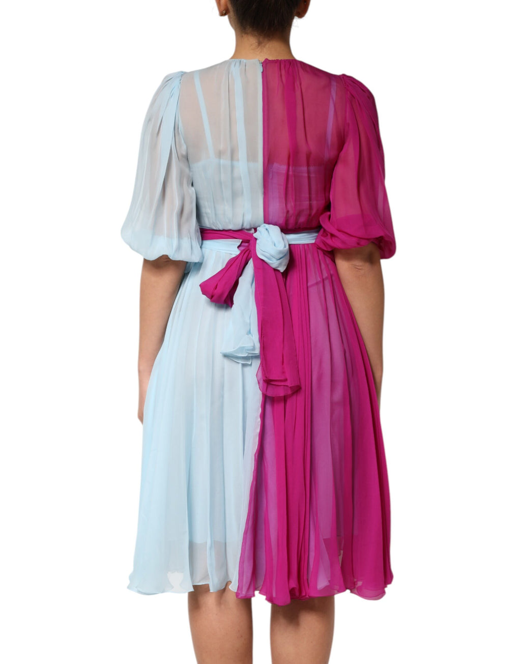 Robe midi en soie bicolore fuchsia et bleu clair de Dolce & Gabbana, élégante et fluide, portée sur un mannequin.