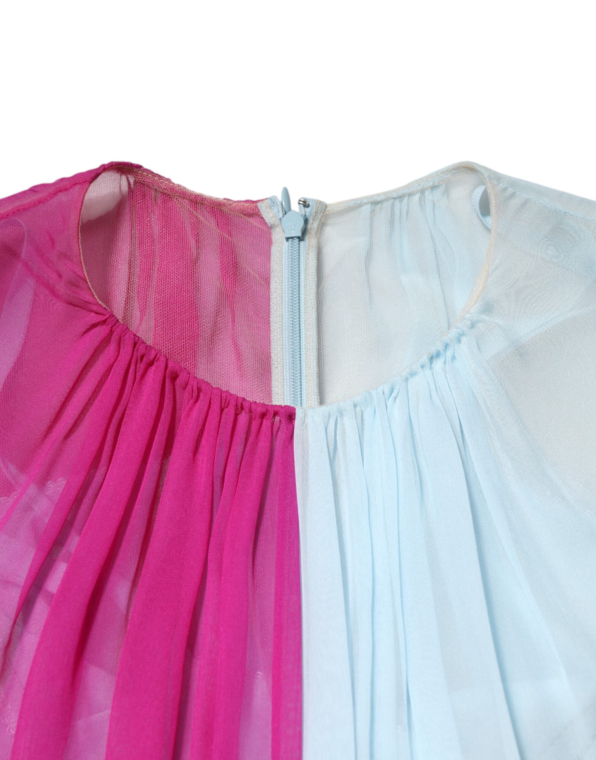 Robe midi en soie deux tons fuchsia et bleu clair de Dolce & Gabbana, élégante et fluide, visible dans l'image.