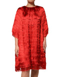 Robe droite en soie rouge à franges et à plusieurs couches, longueur au genou, de la marque Dolce & Gabbana.