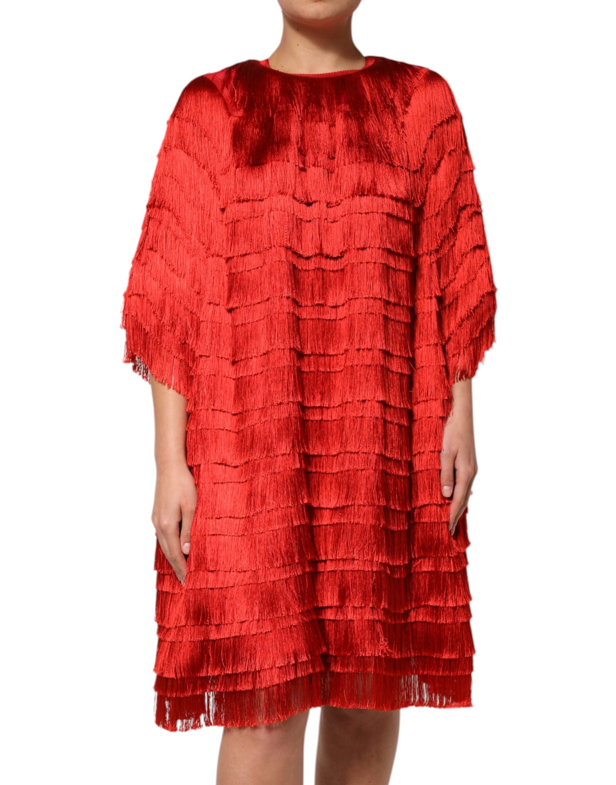 Robe shift rouge en soie Dolce & Gabbana avec franges en couches, longueur au genou, style élégant et sophistiqué.