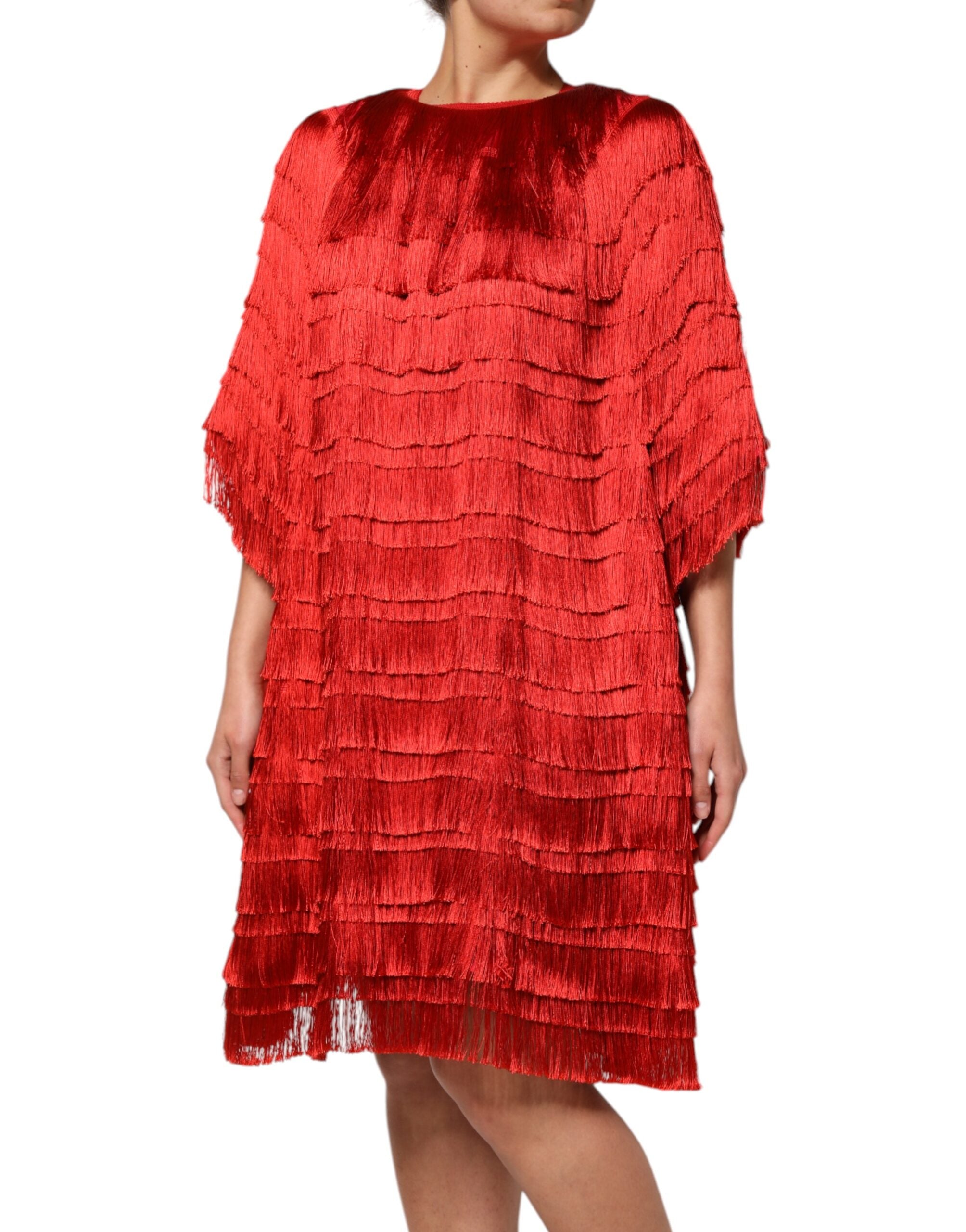 Robe courte en soie rouge Dolce & Gabbana avec franges en couches, design élégant et sophistiqué, portée droite, longueur au genou.