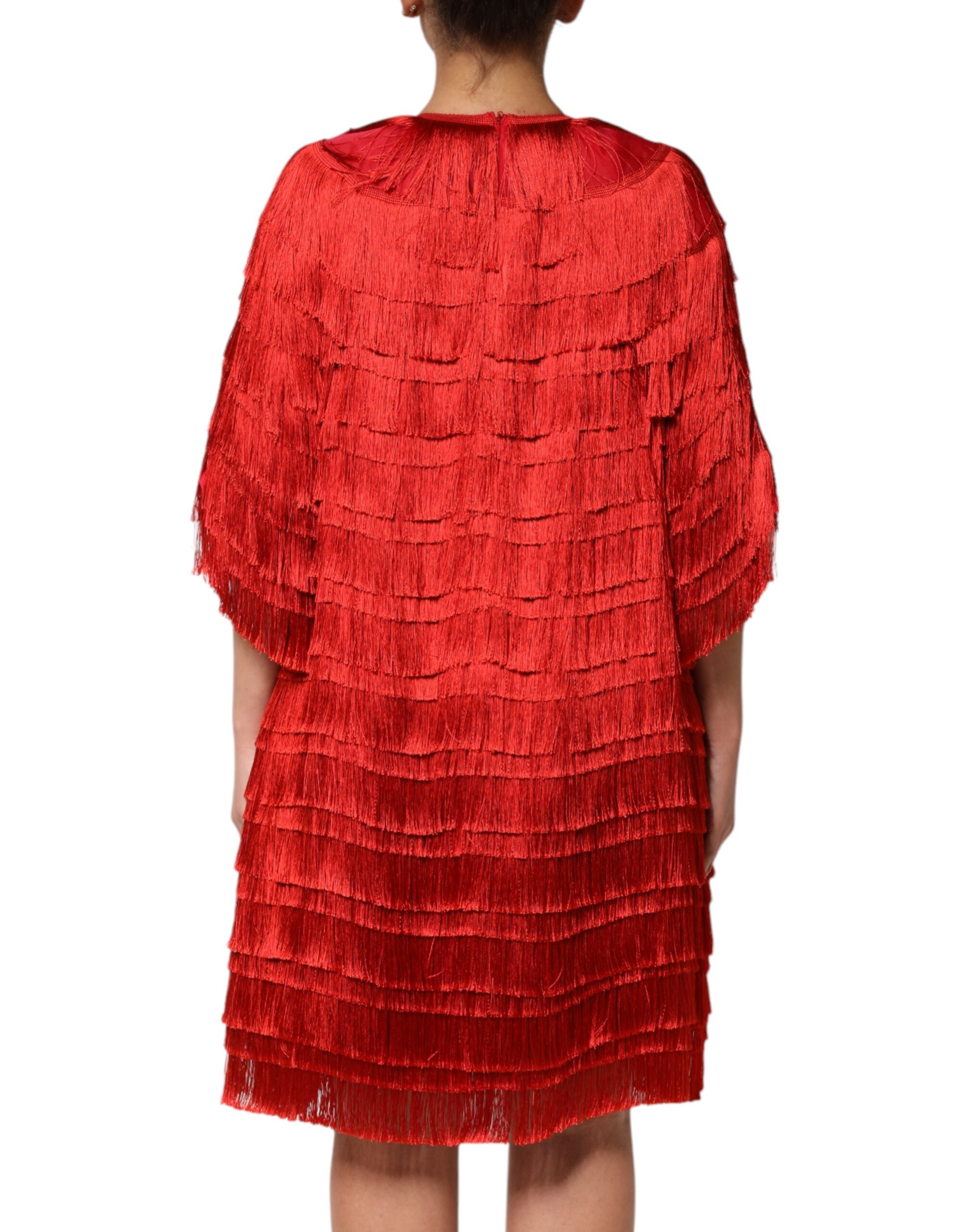 Robe courte en soie rouge Dolce & Gabbana avec franges en couches, design élégant et sophistiqué.