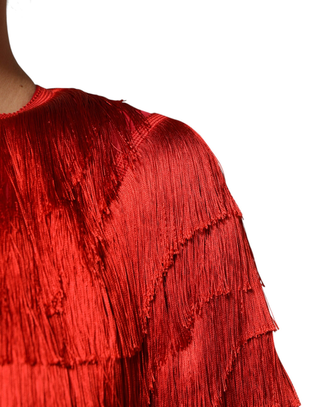Robe droite en soie rouge Dolce & Gabbana avec franges en couches, longueur genou, style élégant et sophistiqué.