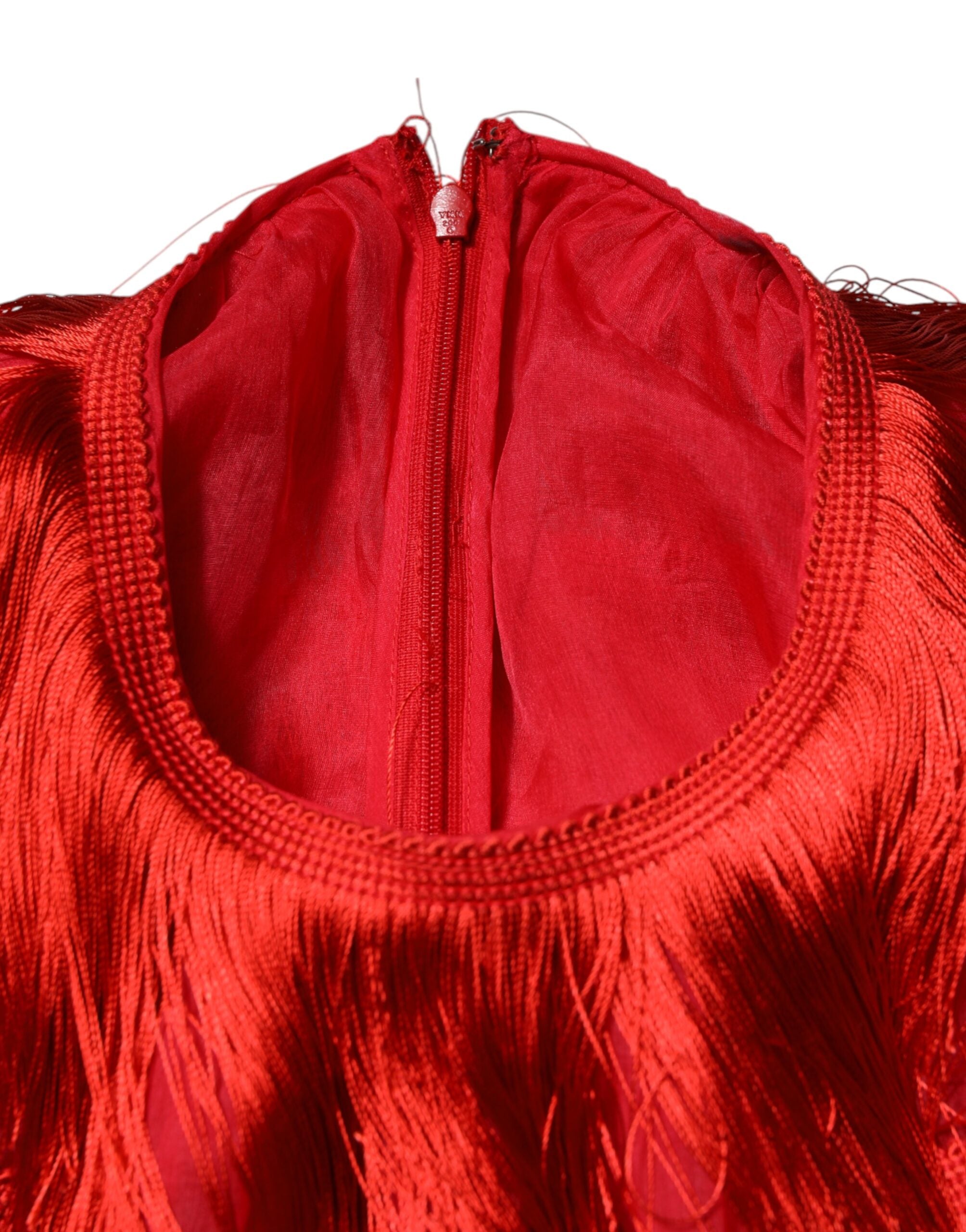 Robe courte en soie rouge avec franges en couches, de la marque Dolce & Gabbana, vue en détail.