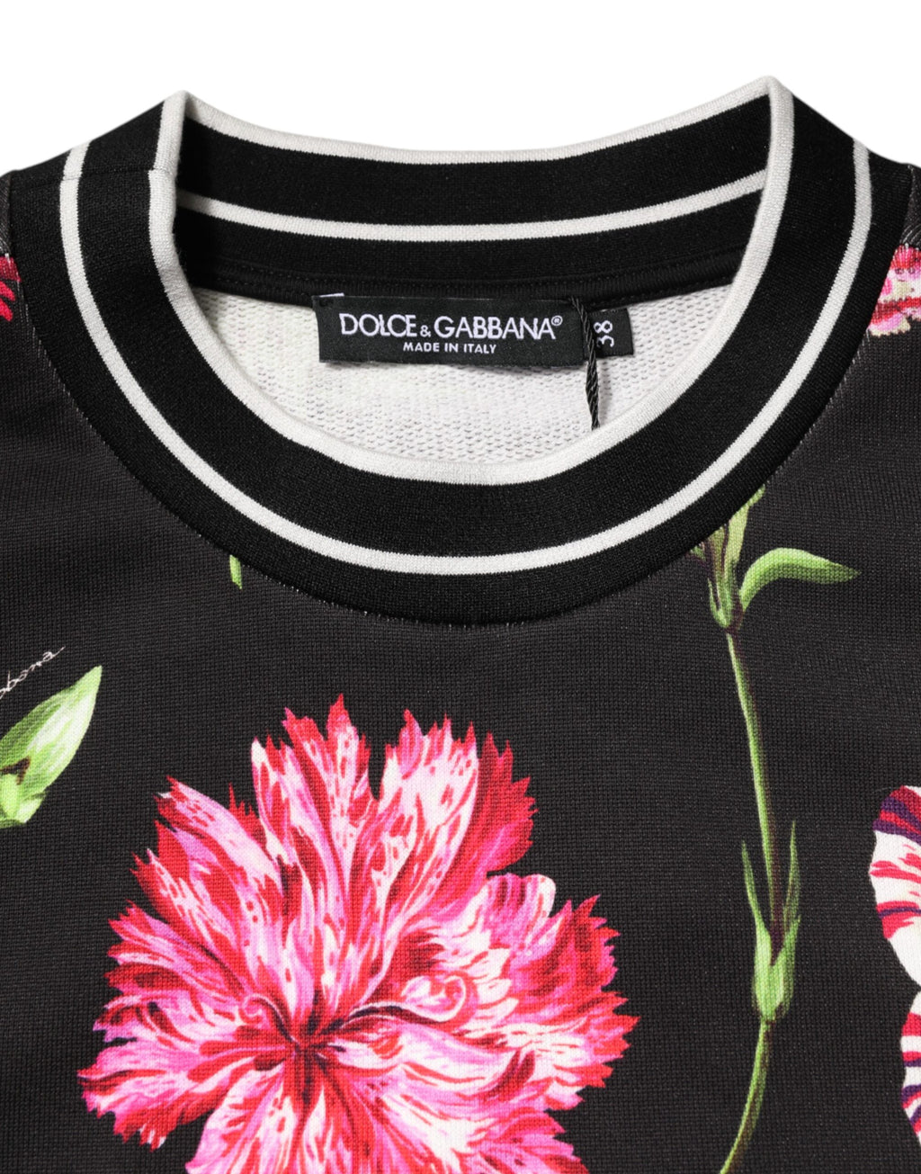 T-shirt à manches courtes en coton noir avec imprimé floral Dolce & Gabbana, visible en gros plan.