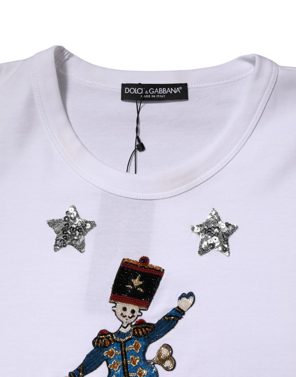 T-shirt blanc Dolce & Gabbana en coton orné de sequins, style élégant, visible en gros plan sur le haut.