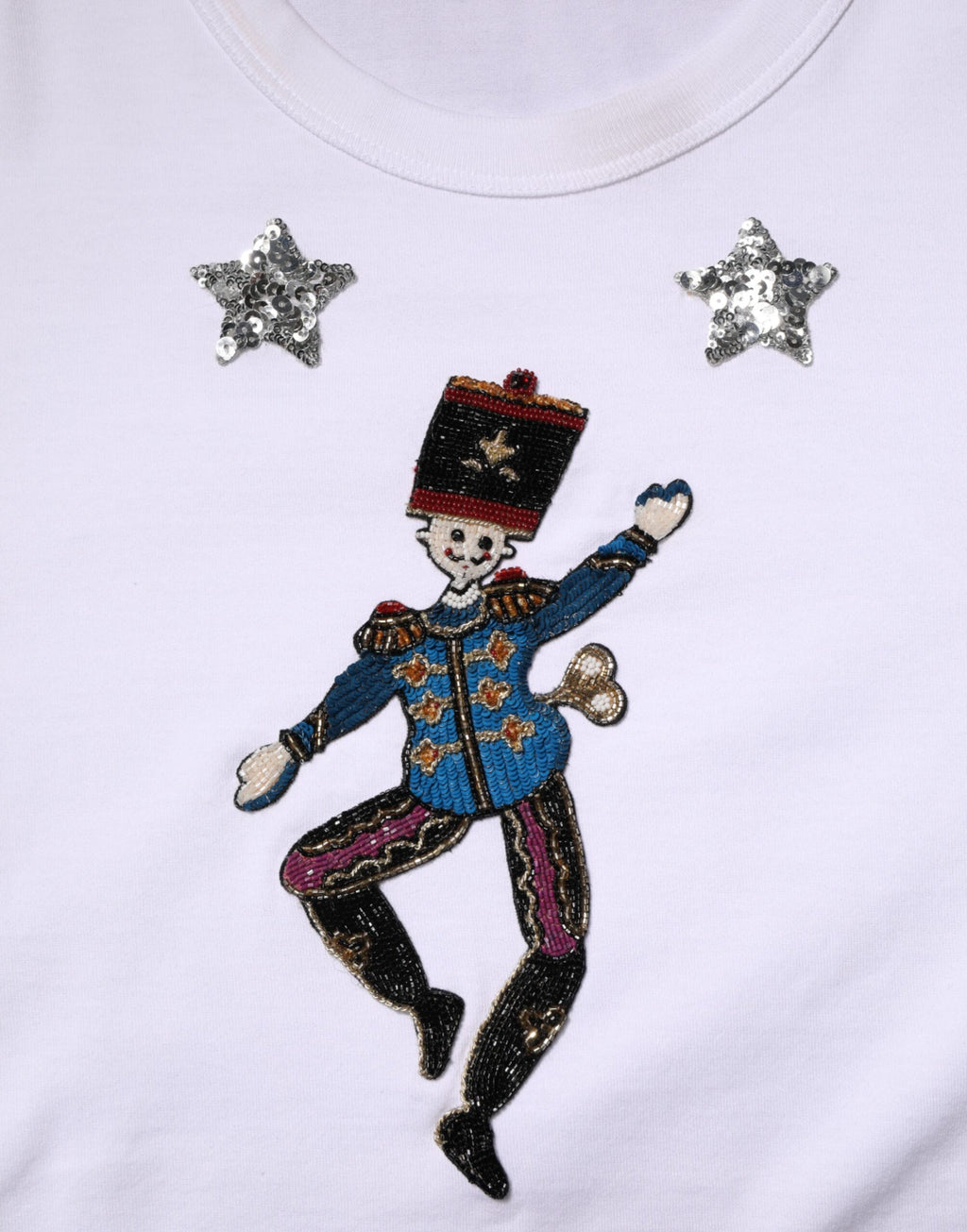 T-shirt blanc en coton Dolce & Gabbana avec embellissements de sequins, détail de la matière et du design visible.