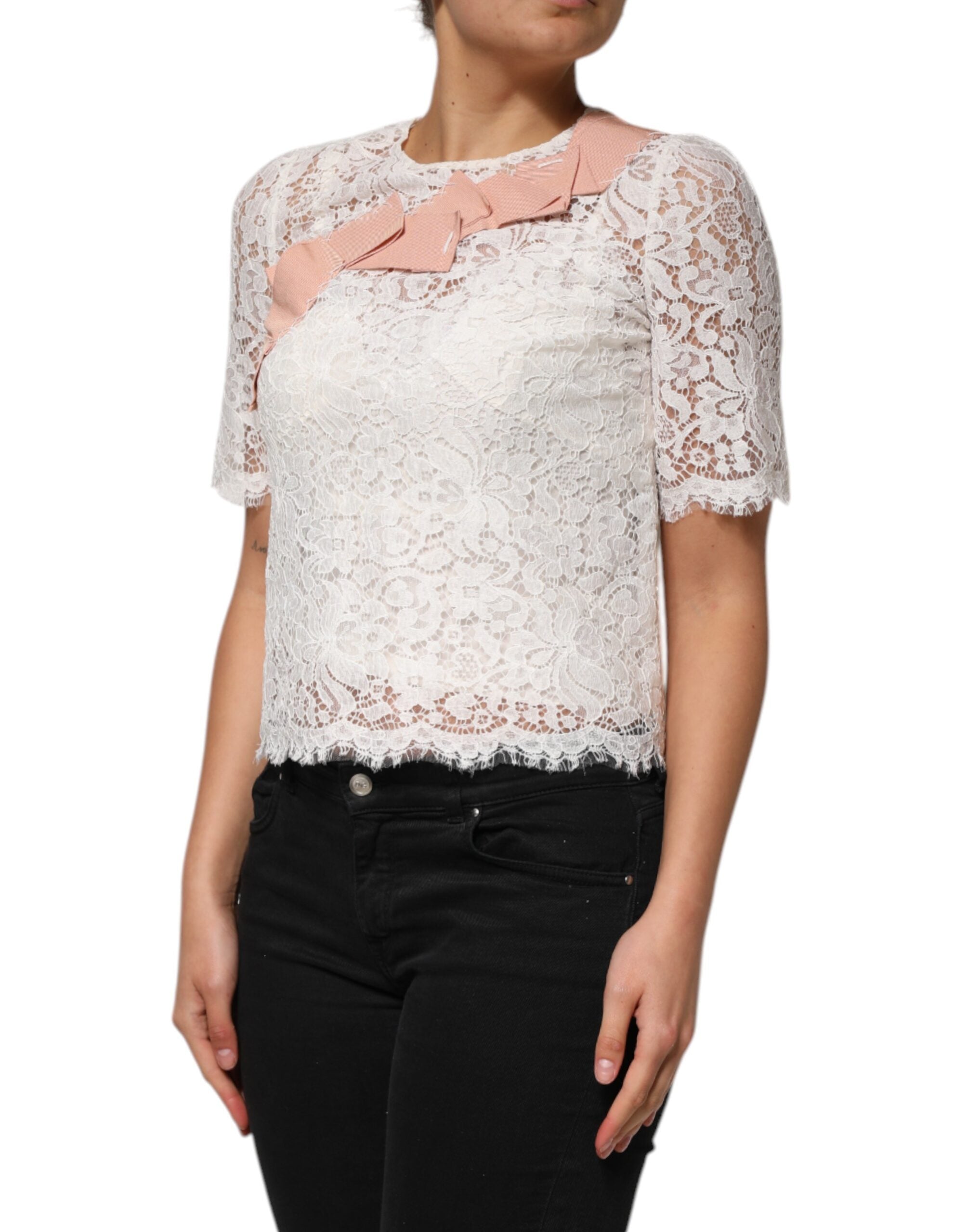 Blouse blanche Dolce & Gabbana en dentelle florale à manches courtes, élégante et féminine, portée sur un mannequin.