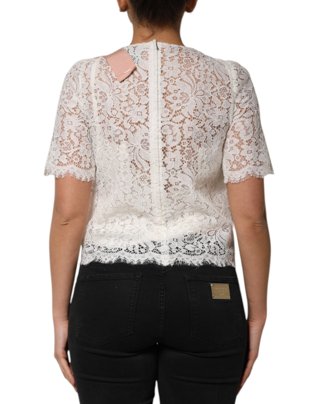 Blouse blanche Dolce & Gabbana à manches courtes en dentelle florale, tissu léger et élégant.