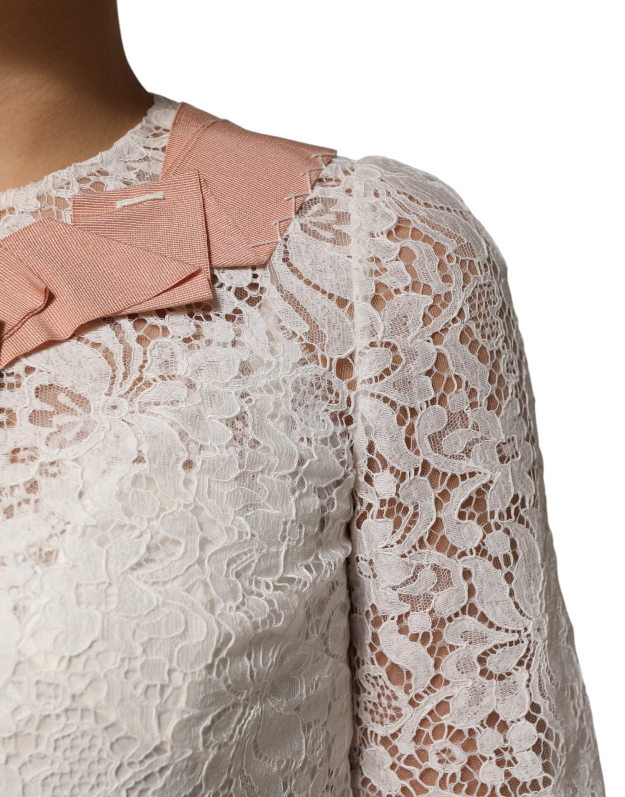 Chemisier blanc Dolce & Gabbana à manches courtes avec broderie florale en dentelle, élégant et féminin.