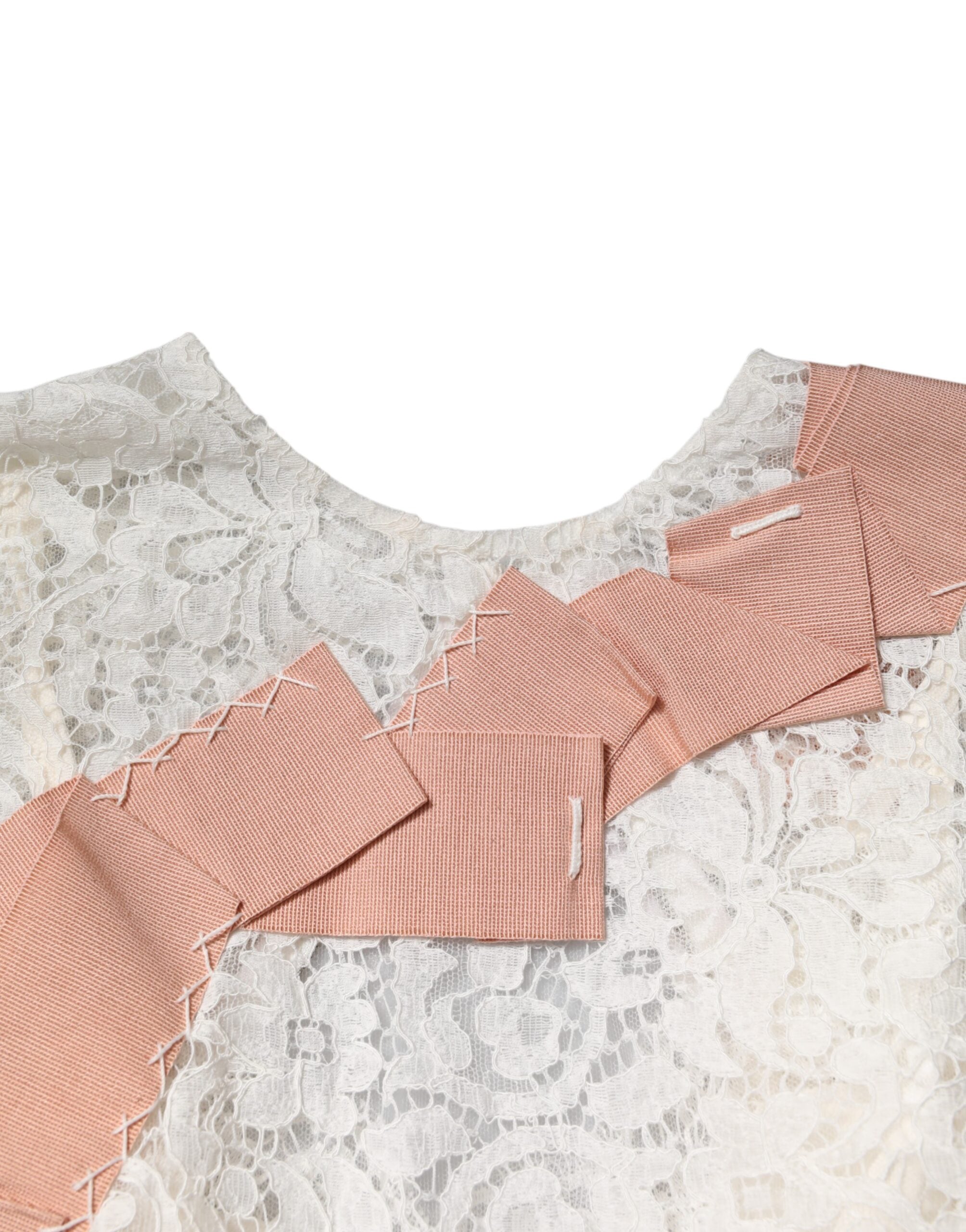Blouse blanche en dentelle florale à manches courtes de Dolce & Gabbana, élégante et raffinée, vue de face.