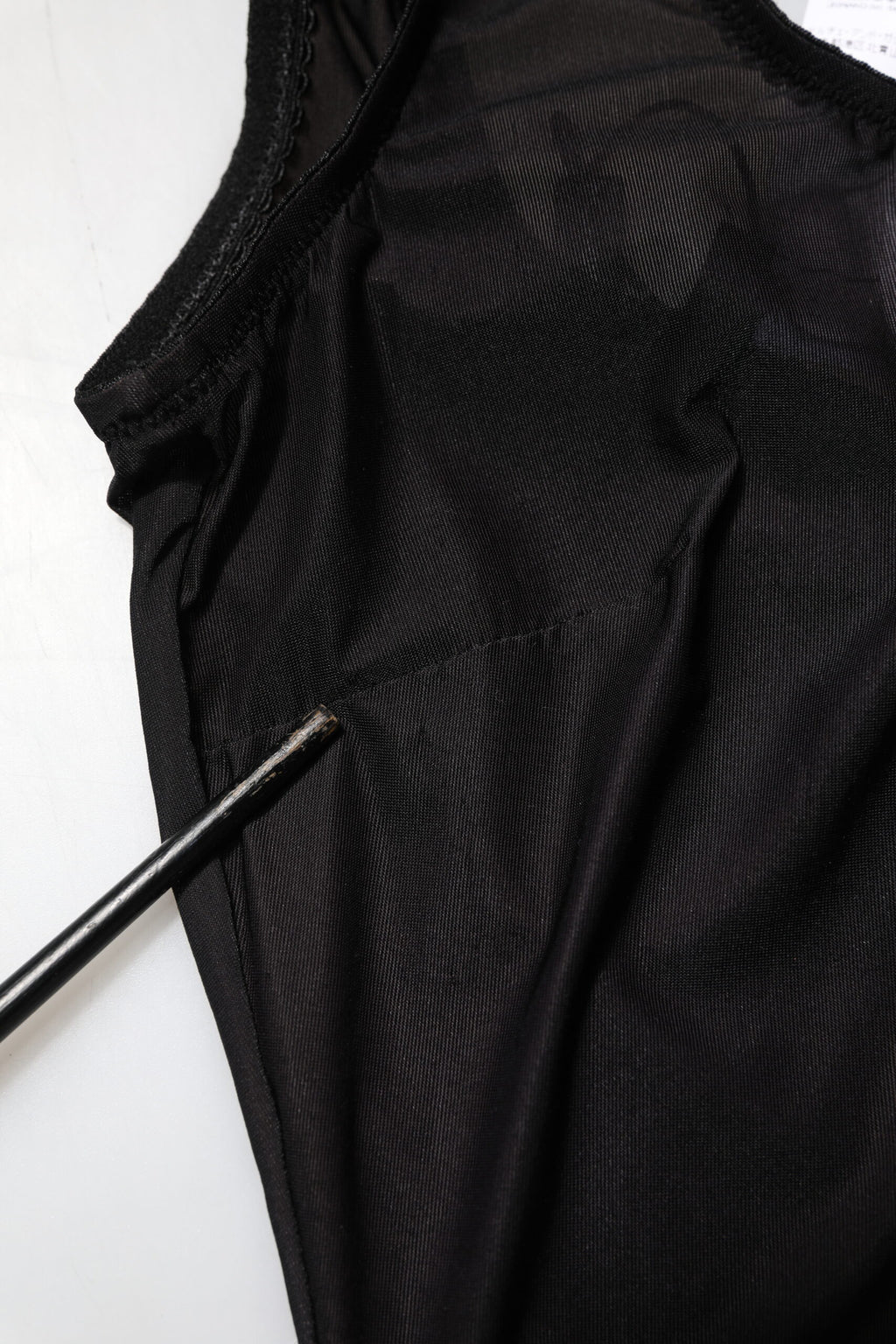 Débardeur sans manches noir en nylon de Dolce & Gabbana, col rond, élégant et confortable, visible en gros plan.