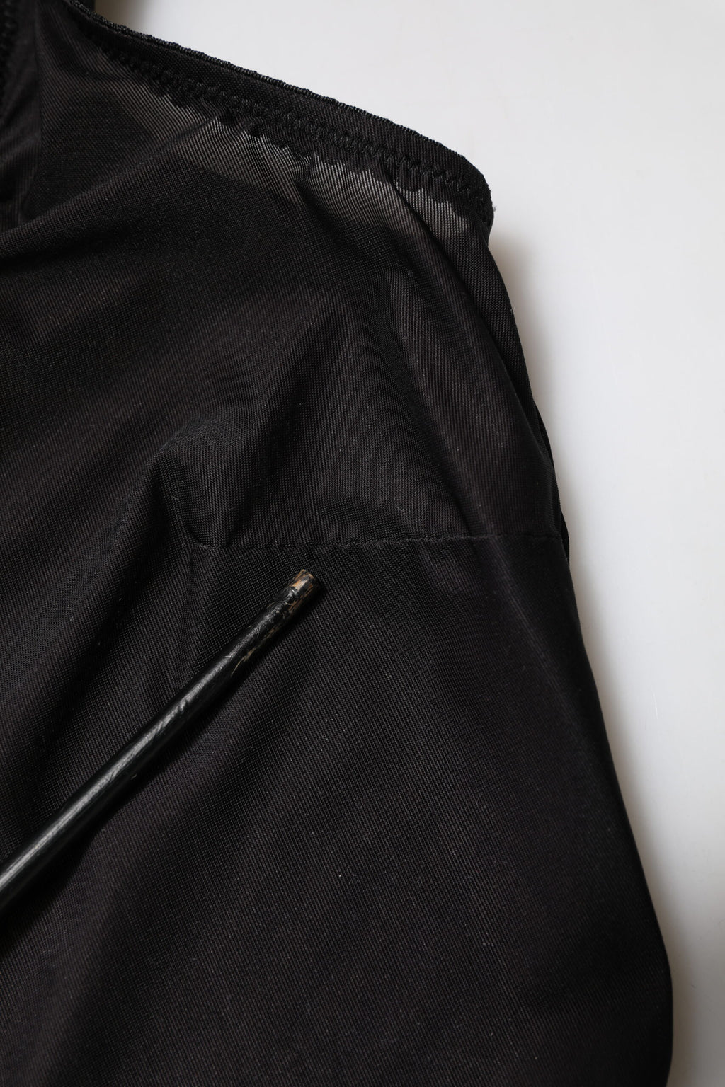 Débardeur sans manches en nylon noir Dolce & Gabbana avec col rond, vue de face, léger et élégant.