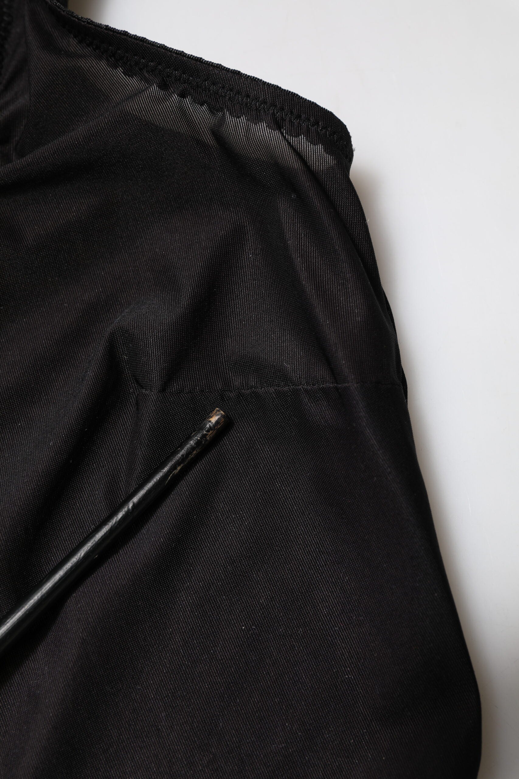 Débardeur sans manches en nylon noir Dolce & Gabbana avec col rond, vue de face, léger et élégant.