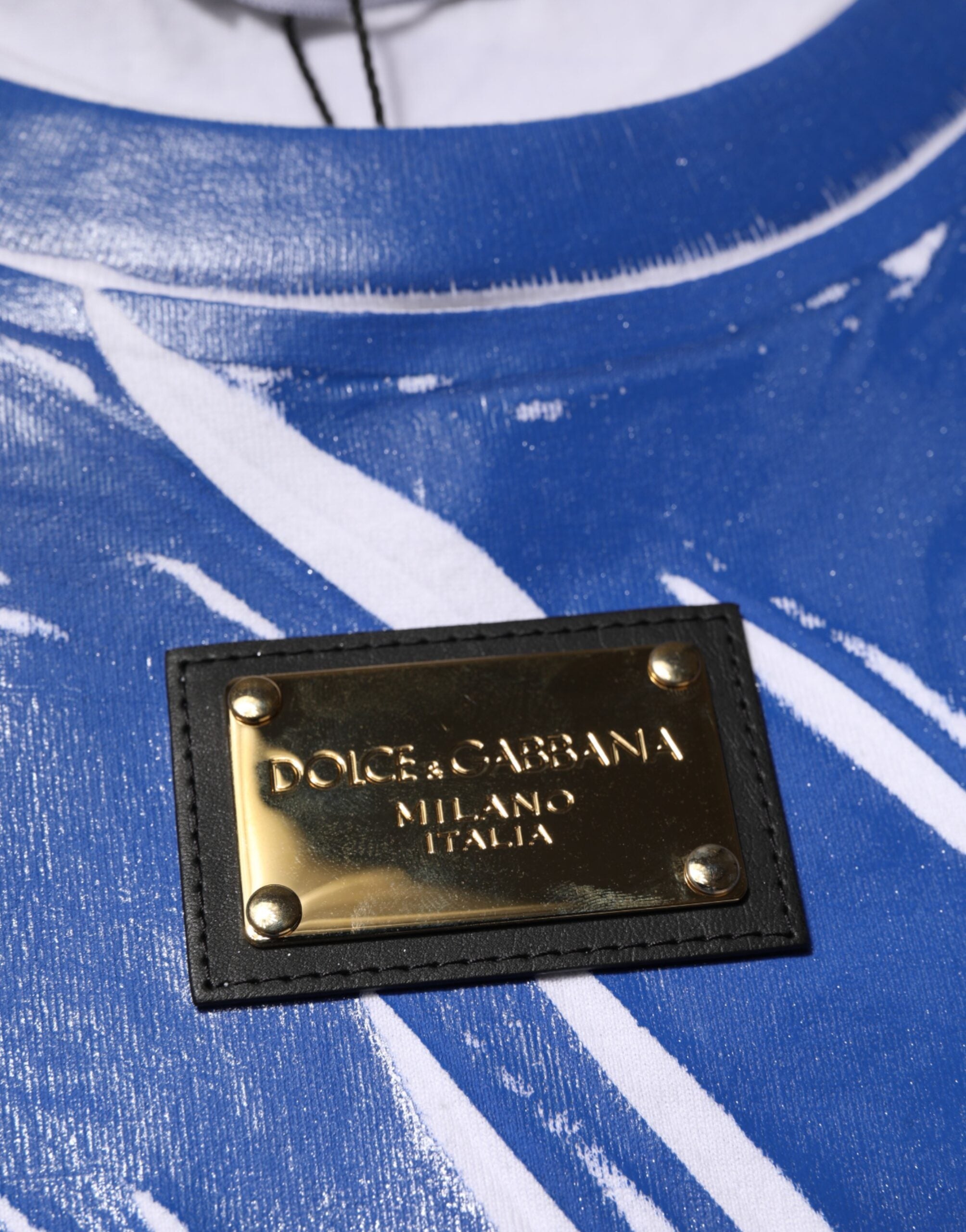 Débardeur femme Dolce & Gabbana en coton blanc et bleu avec logo et plaque, style élégant et décontracté.