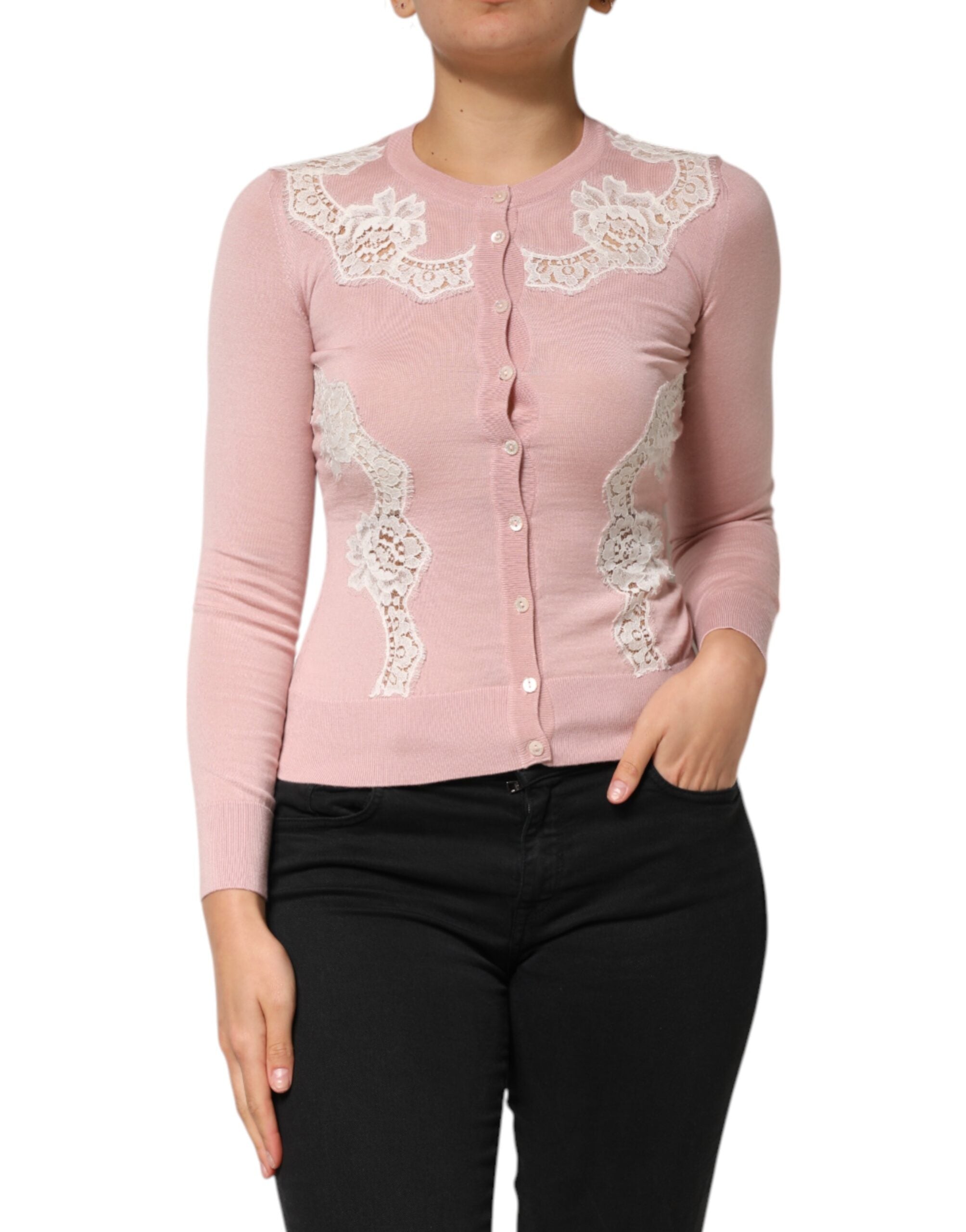 Cardigan Dolce & Gabbana rose en dentelle florale, détail en dentelle rose, style élégant et féminin.