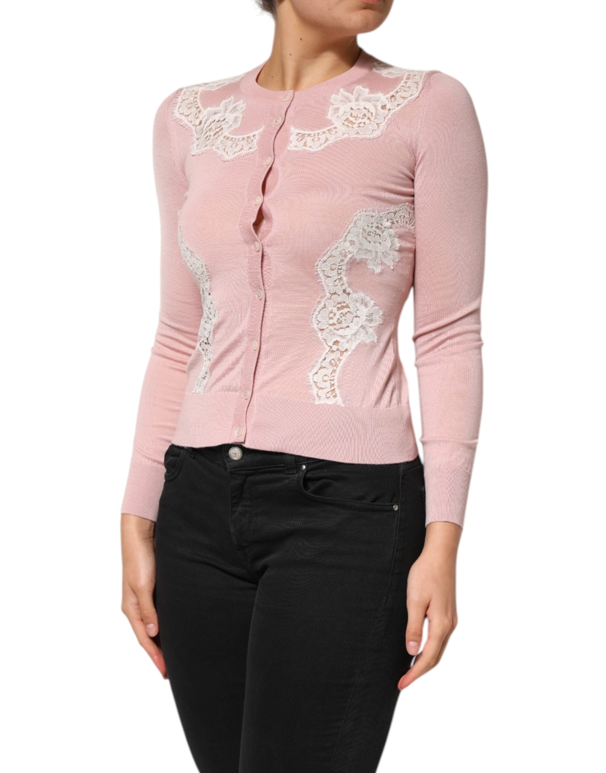 Cardigan Dolce & Gabbana rose avec détails en dentelle florale, doux pull à manches longues, élégant et féminin.