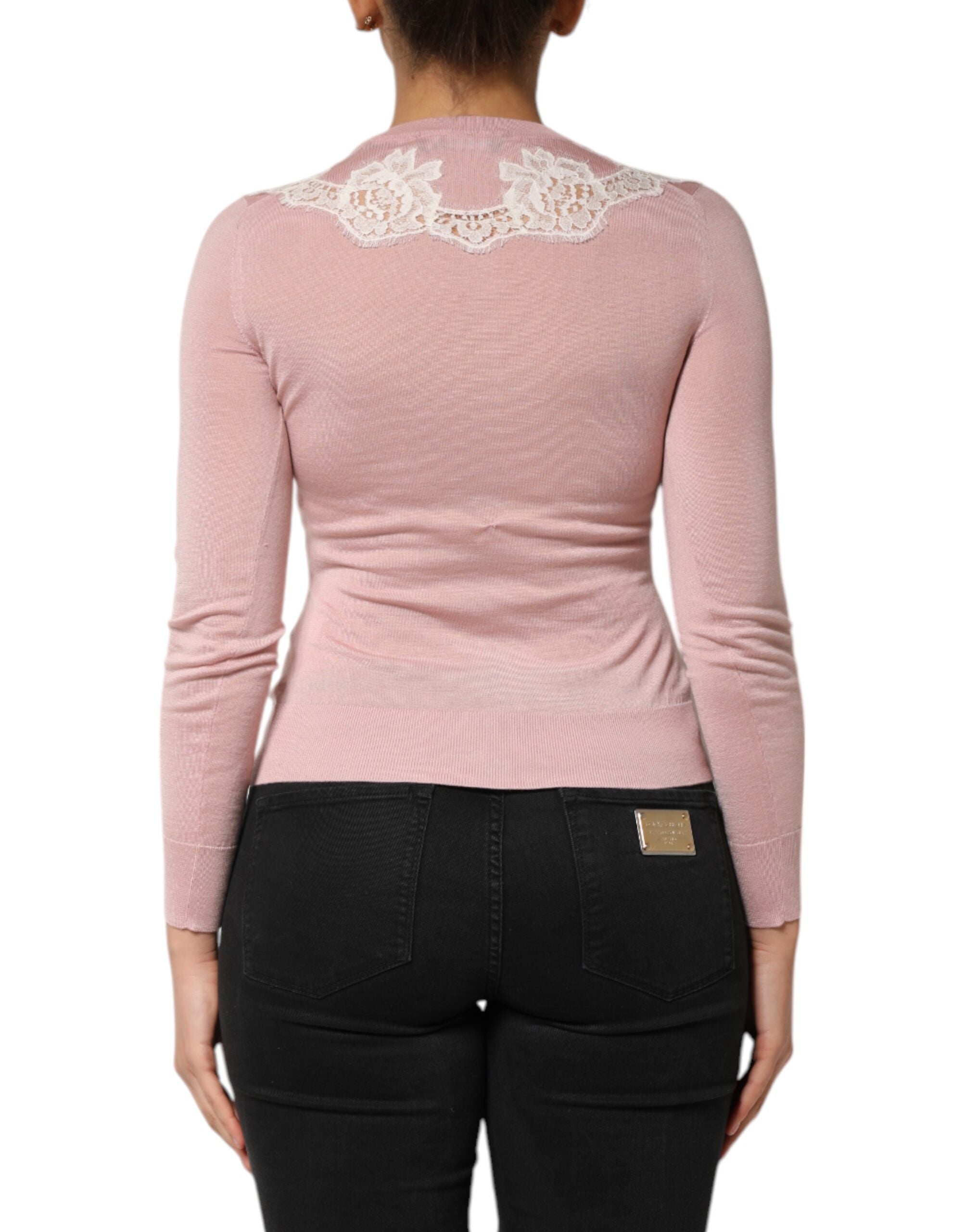 Cardigan Dolce & Gabbana rose en dentelle florale, détail en dentelle rose, pull élégant avec motifs floraux.