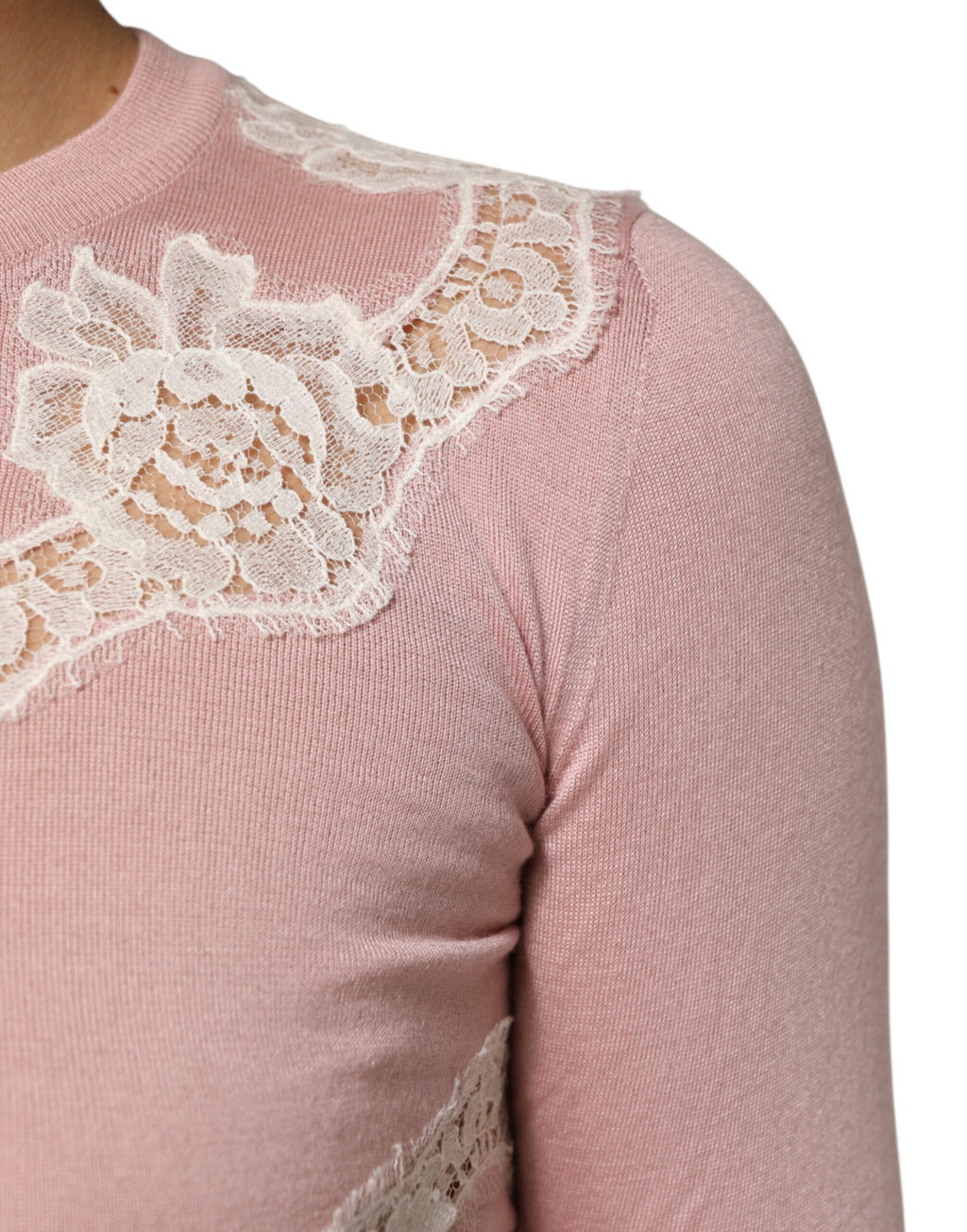 Cardigan Dolce & Gabbana rose en dentelle florale, détails en lace, pull en laine rose avec motifs floraux élégants.