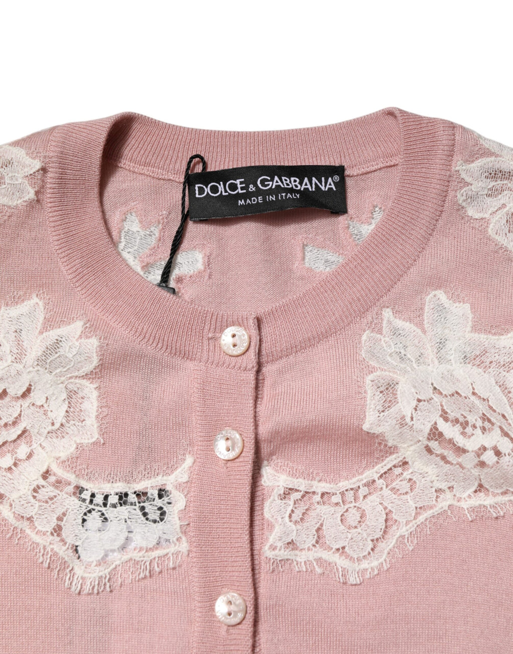 Cardigan Dolce & Gabbana en dentelle rose avec motifs floraux, doux et élégant, porté sur un mannequin.