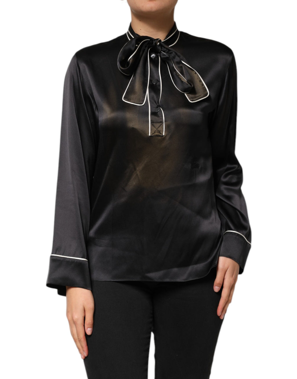 Chemise Dolce & Gabbana en soie noire avec col ascot et boutons, élégante et sophistiquée.